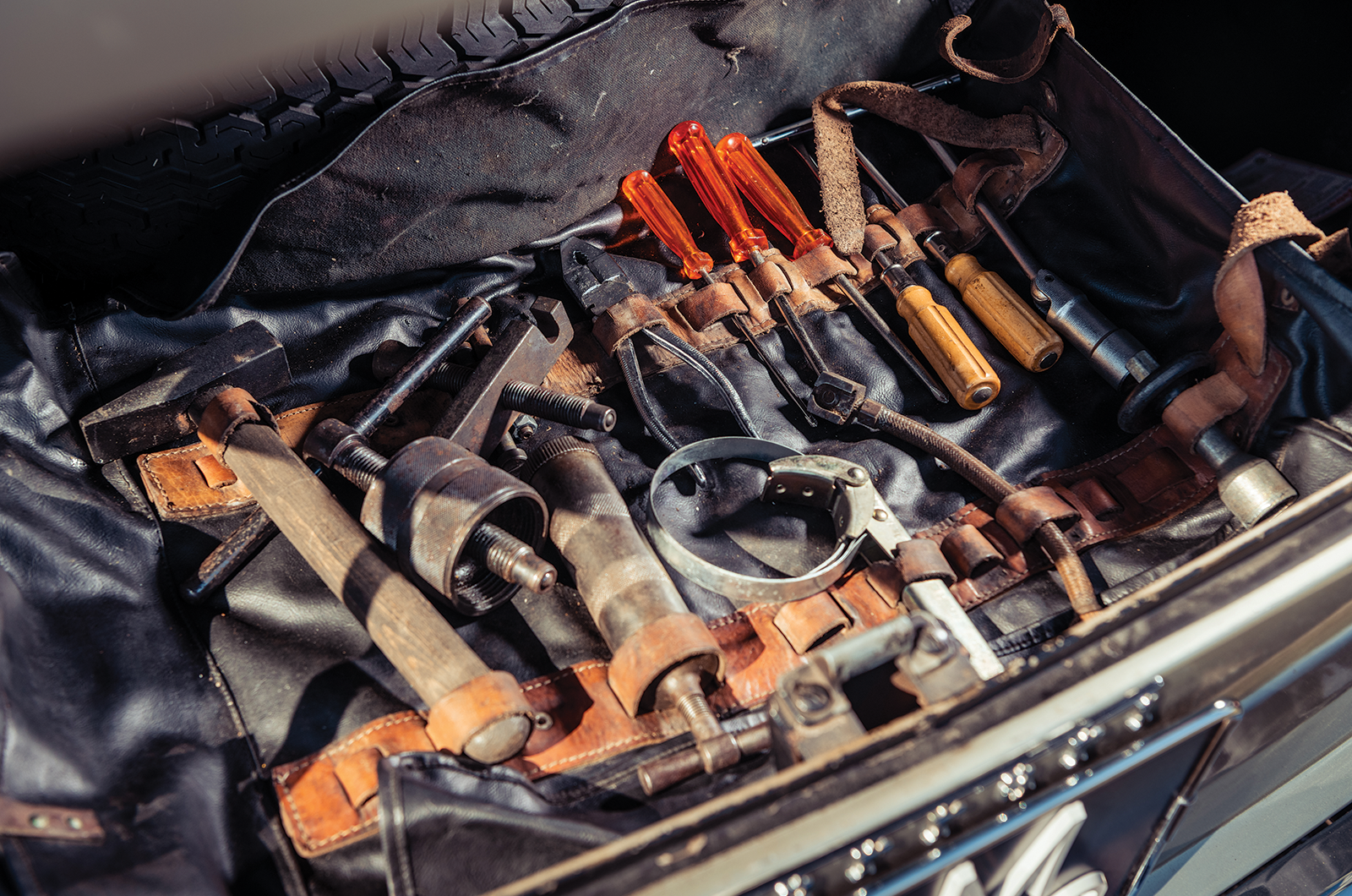 Classic & Sports Car – Aston Martin DB5 vs Mercedes-Benz 300SL vs Ferrari 275GTB: million dollar babies