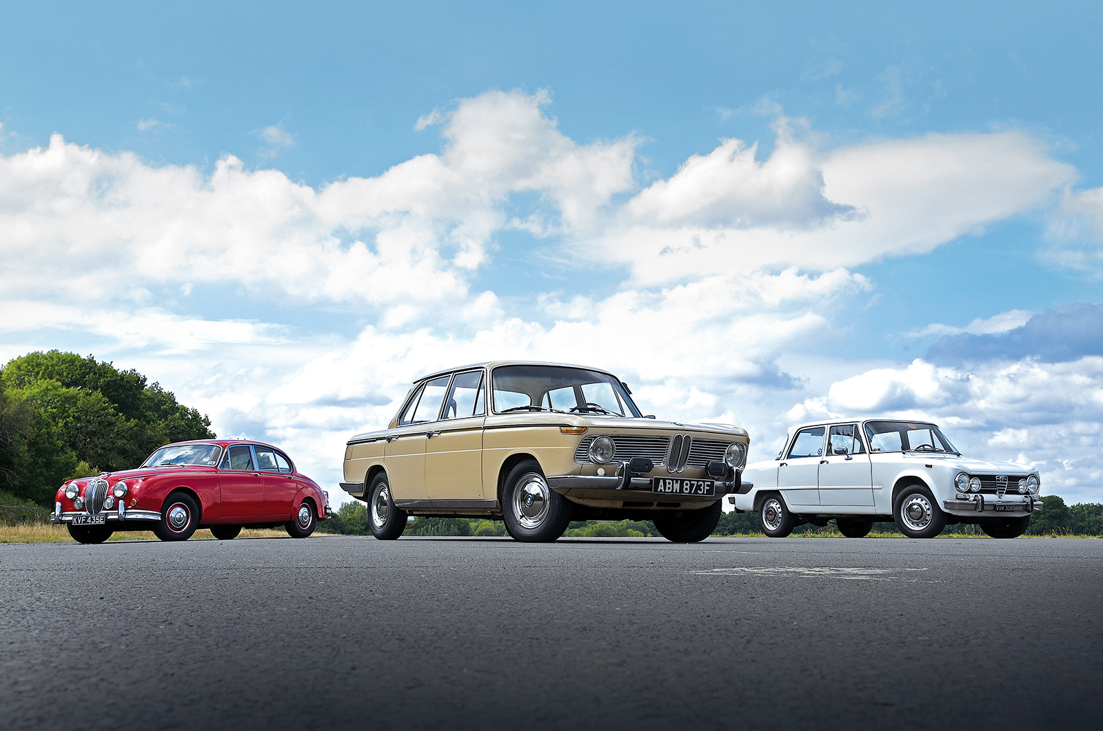 Classic & Sports Car – Jaguar Mk2 2.4 vs BMW 1800 vs Alfa Romeo 1300 TI: continental challenge