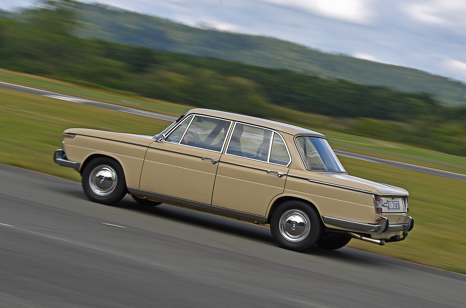 Classic & Sports Car – Jaguar Mk2 2.4 vs BMW 1800 vs Alfa Romeo 1300 TI: continental challenge