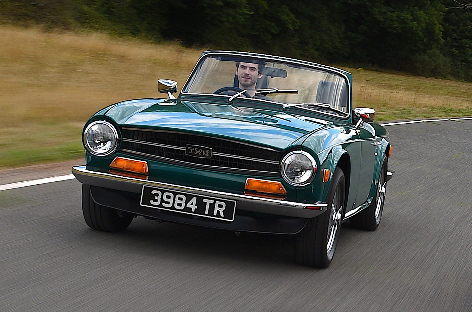 Classic & Sports Car – Datsun 240Z vs Triumph TR6: oceans apart