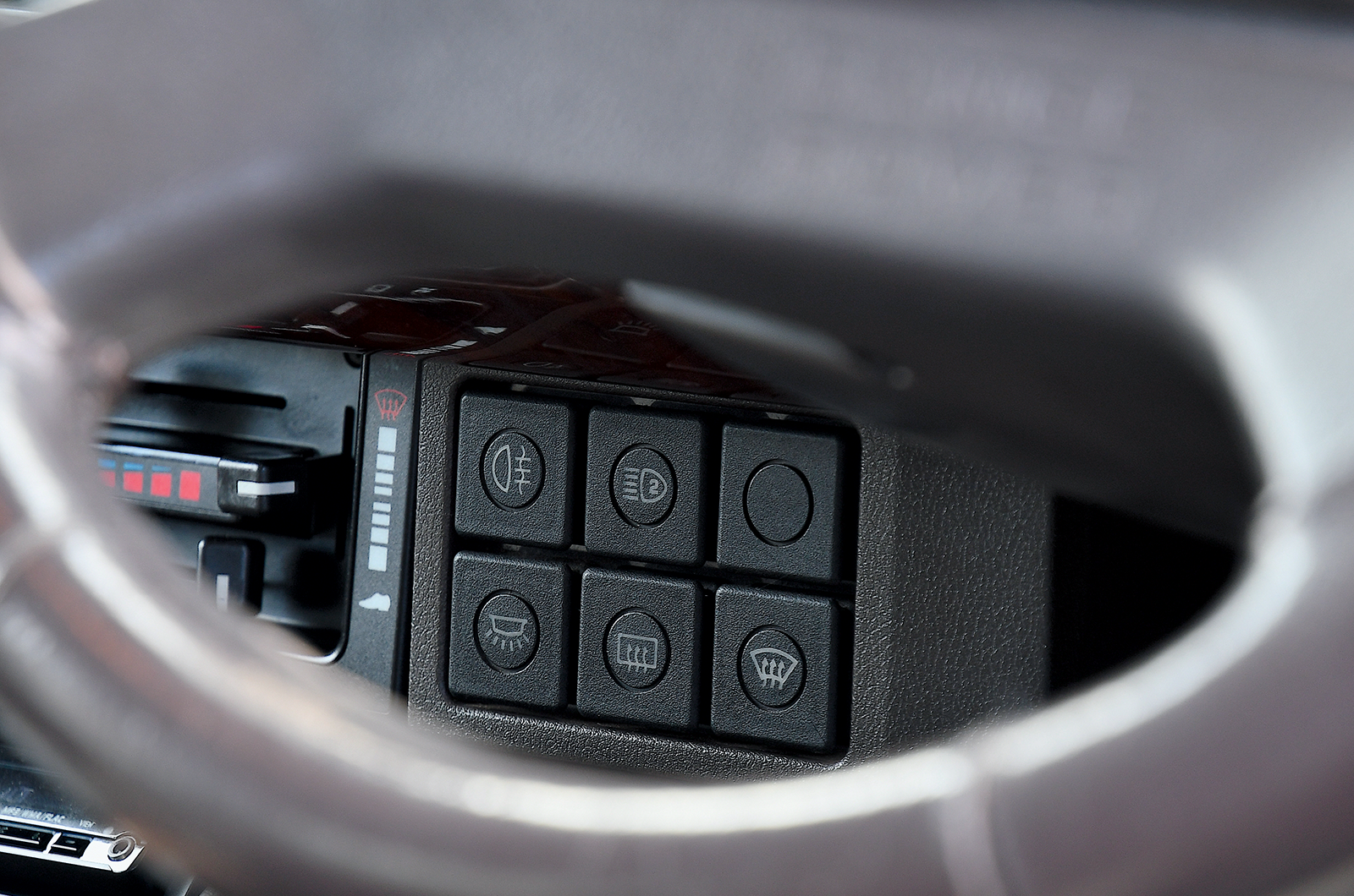 Classic & Sports Car – Jeep Cherokee 4.0 Limited vs Range Rover 3.9 SE: Uncle Sam fights back