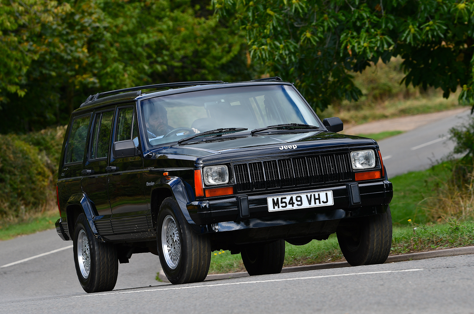 Classic & Sports Car – Jeep Cherokee 4.0 Limited vs Range Rover 3.9 SE: Uncle Sam fights back