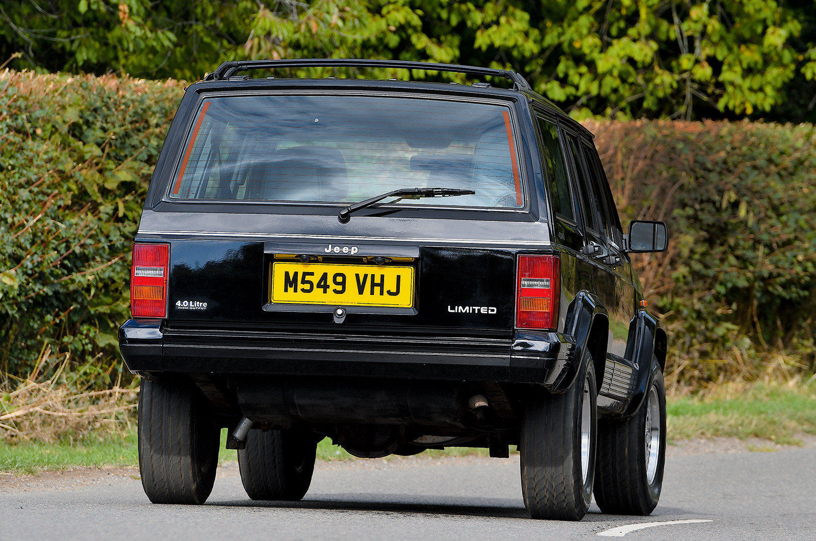 Classic & Sports Car – Jeep Cherokee 4.0 Limited vs Range Rover 3.9 SE: Uncle Sam fights back