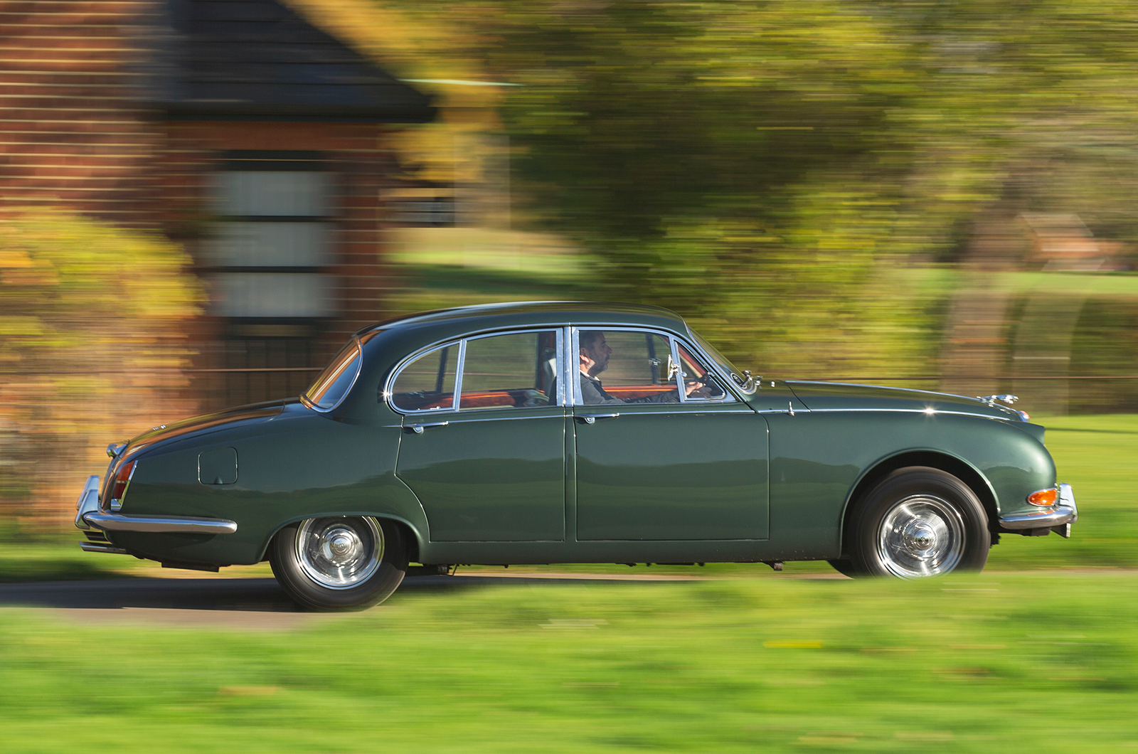 Classic & Sports Car – Jaguar S-type 3.4 vs Vanden Plas 4 litre R: meeting in the middle