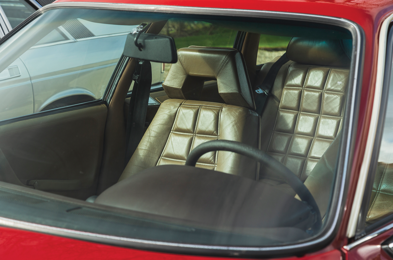 Classic & Sports Car – Citroën CX 2400 GTi vs Lancia Gamma Berlina: living separate lives