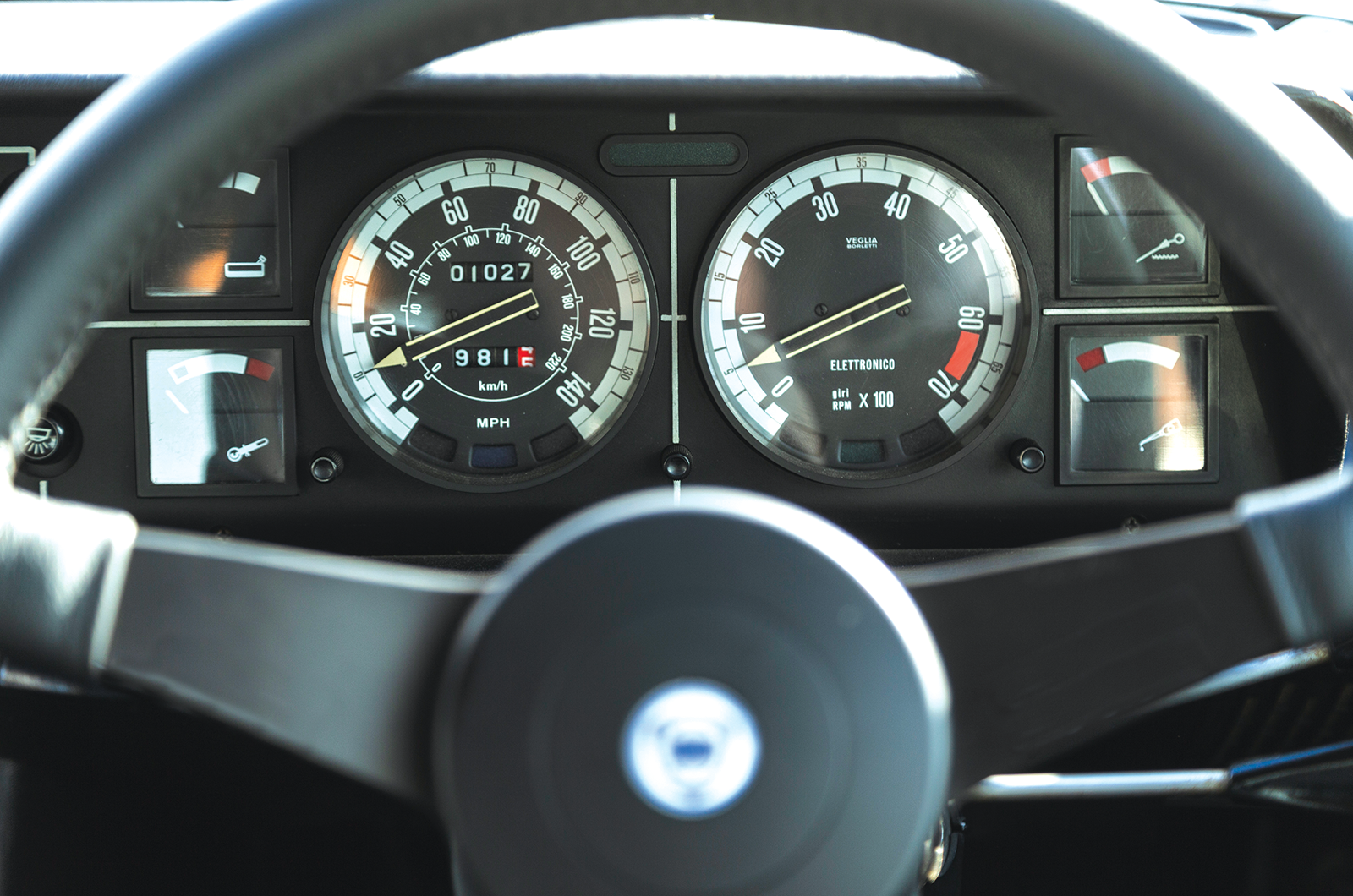 Classic & Sports Car – Citroën CX 2400 GTi vs Lancia Gamma Berlina: living separate lives