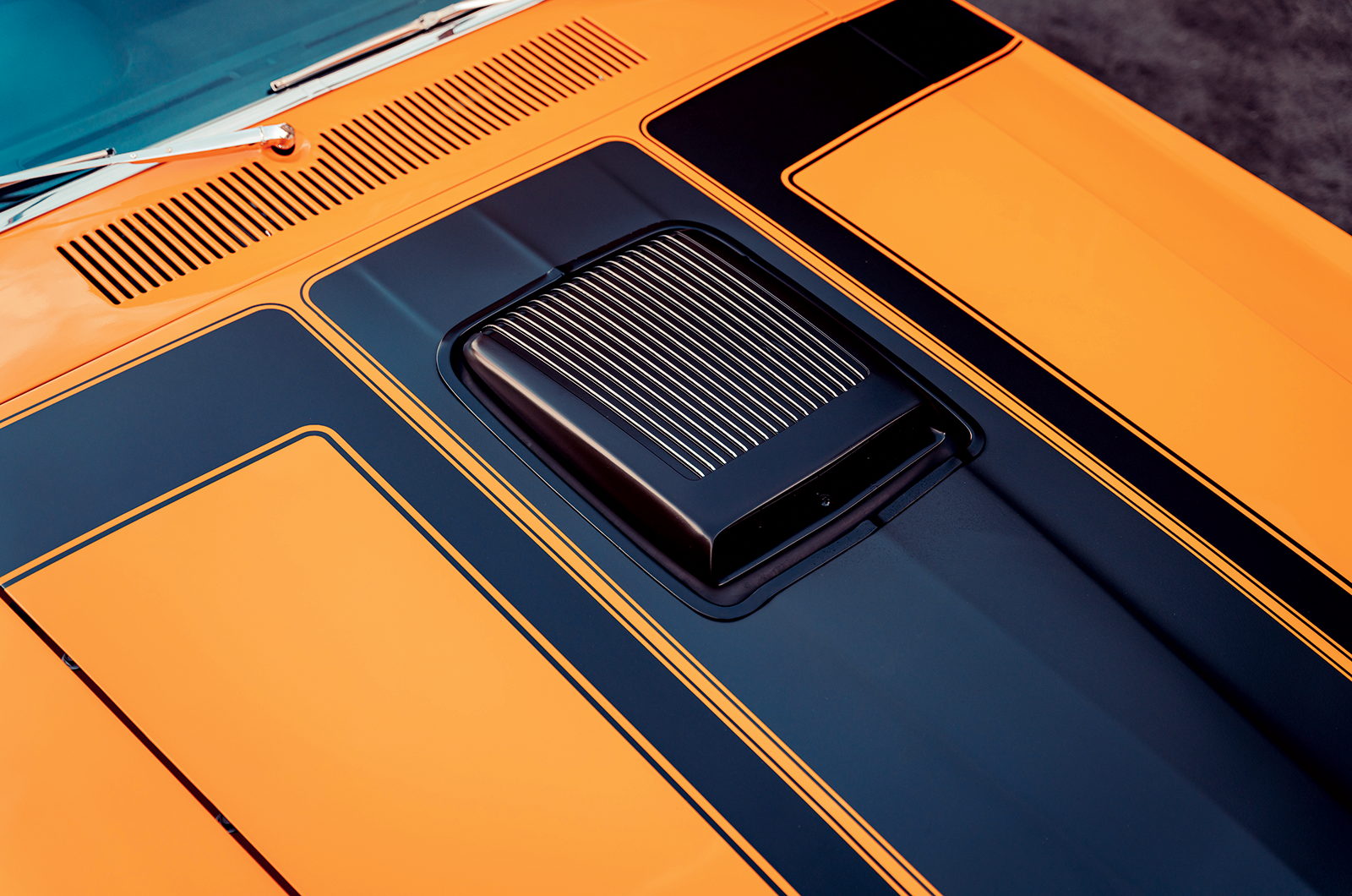 Classic & Sports Car – Ford Mustang Boss 302 vs Mach 1: two trick ponies