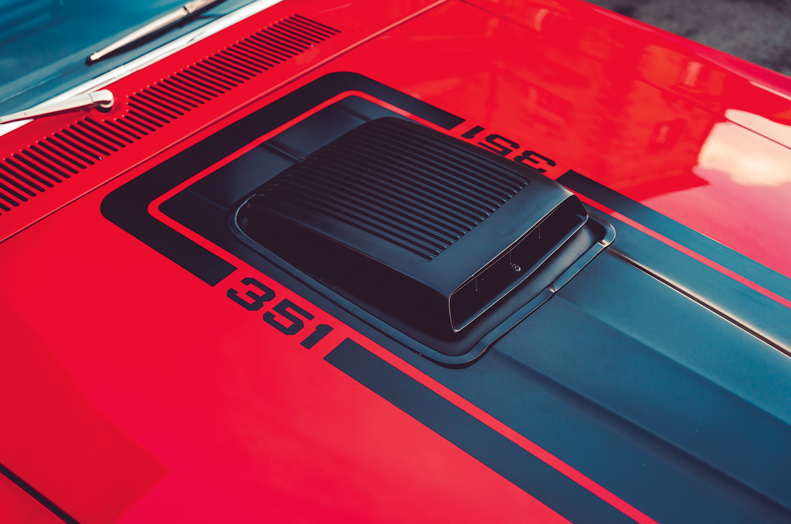 Classic & Sports Car – Ford Mustang Boss 302 vs Mach 1: two trick ponies