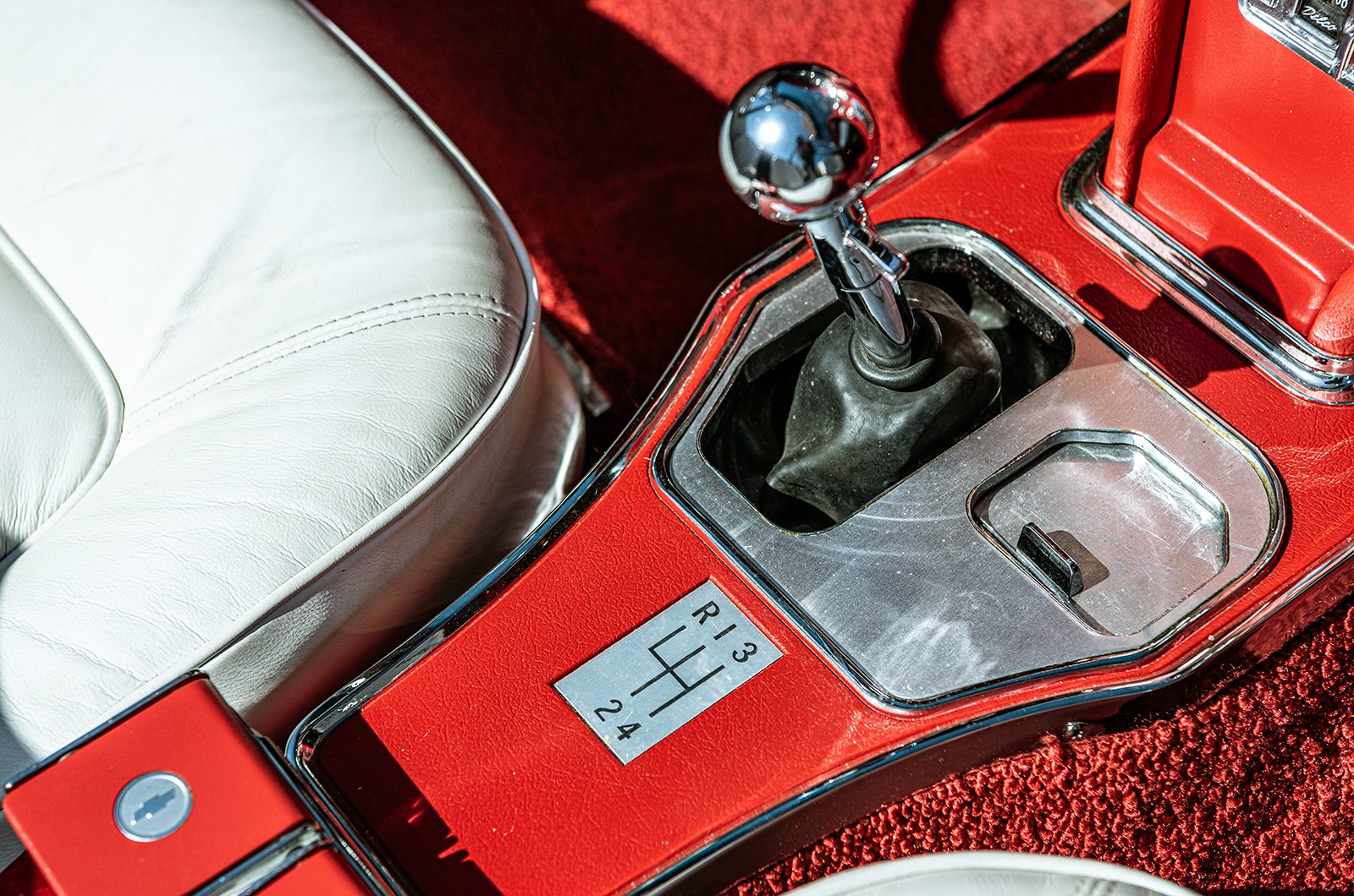 Classic & Sports Car – Chevrolet Corvette C2 Sting Ray: American beauty