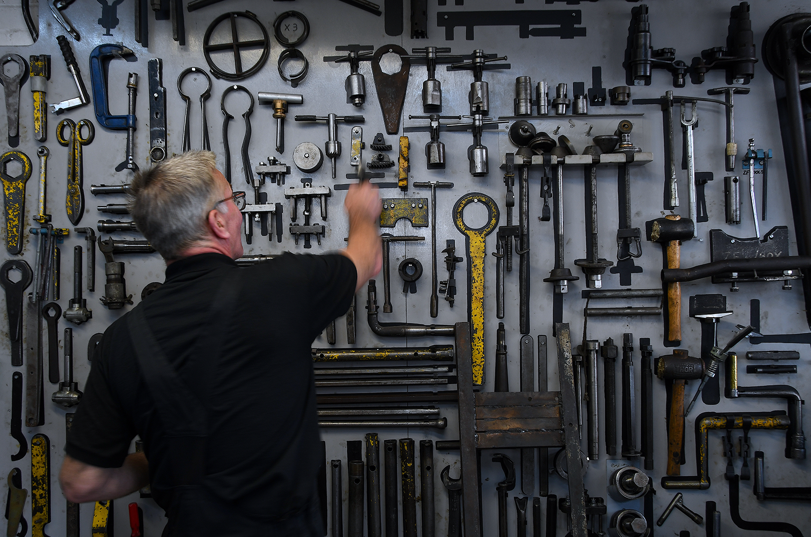 Classic & Sports Car – The specialist: Red Triangle