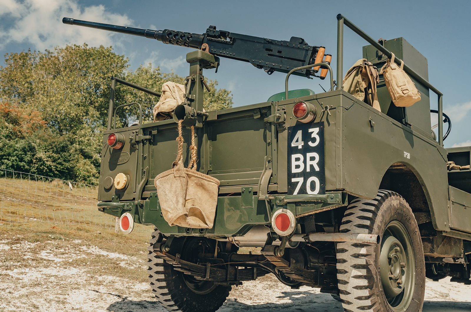 Classic & Sports Car – SAS Land-Rover vs Belgian Army Minerva: locked and loaded