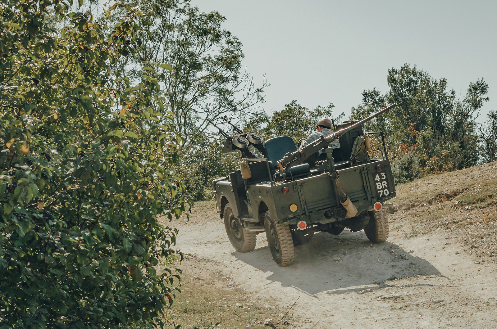 Classic & Sports Car – SAS Land-Rover vs Belgian Army Minerva: locked and loaded