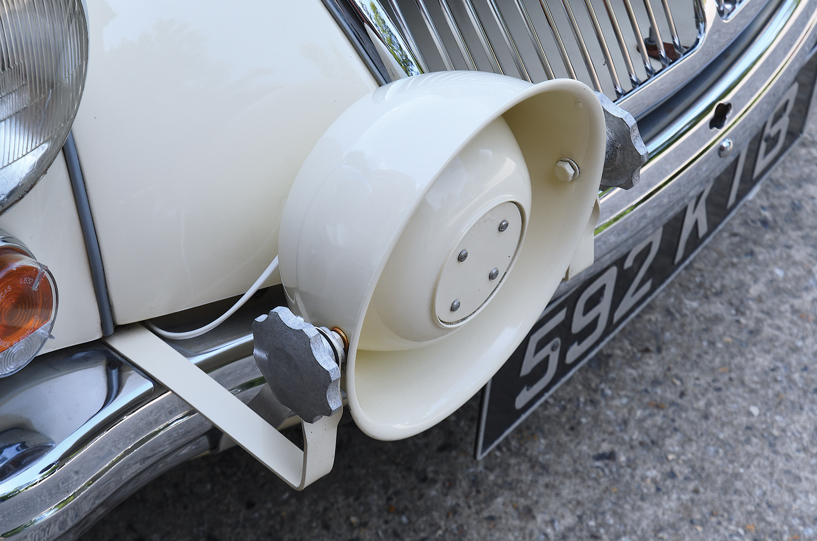 Classic & Sports Car – MGA vs Daimler SP250: high-speed policing