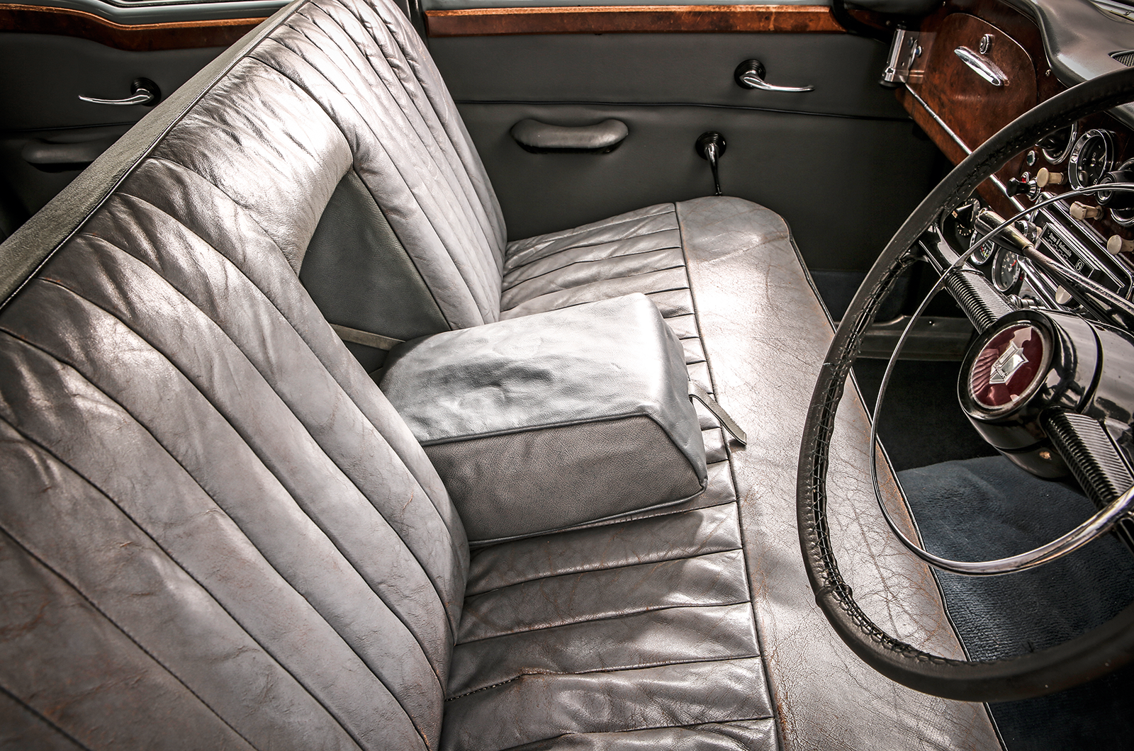 Classic & Sports Car – Standard Vanguard Sportsman vs Humber Hawk: Coventry’s middle class