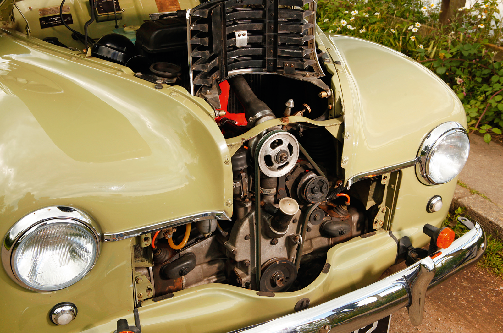 Classic & Sports Car – Riley RMA vs Jowett Javelin: 1½-litre saloon showdown