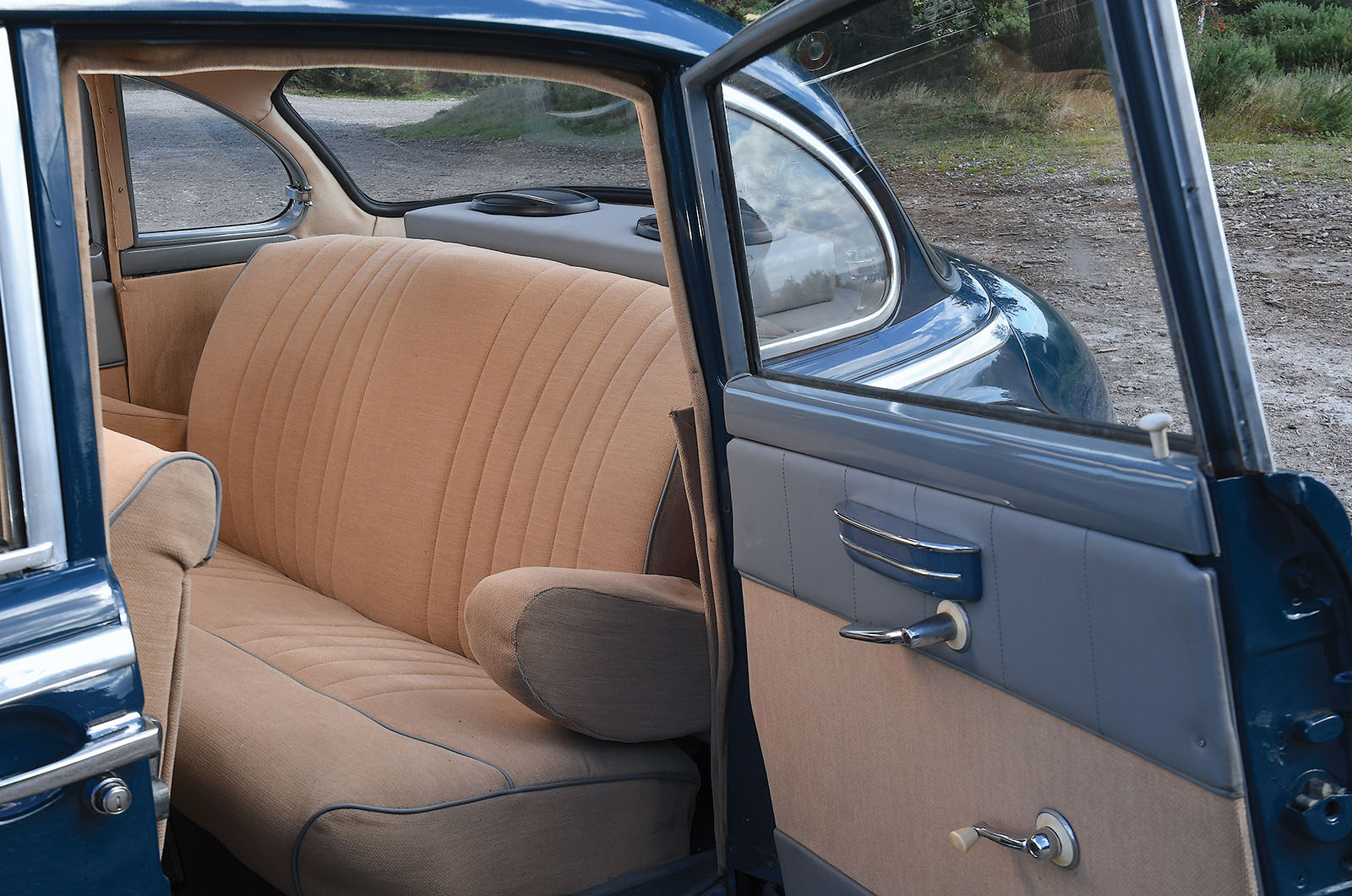 Classic & Sports Car – BMW 2600L vs Borgward P100: Munich meets Bremen