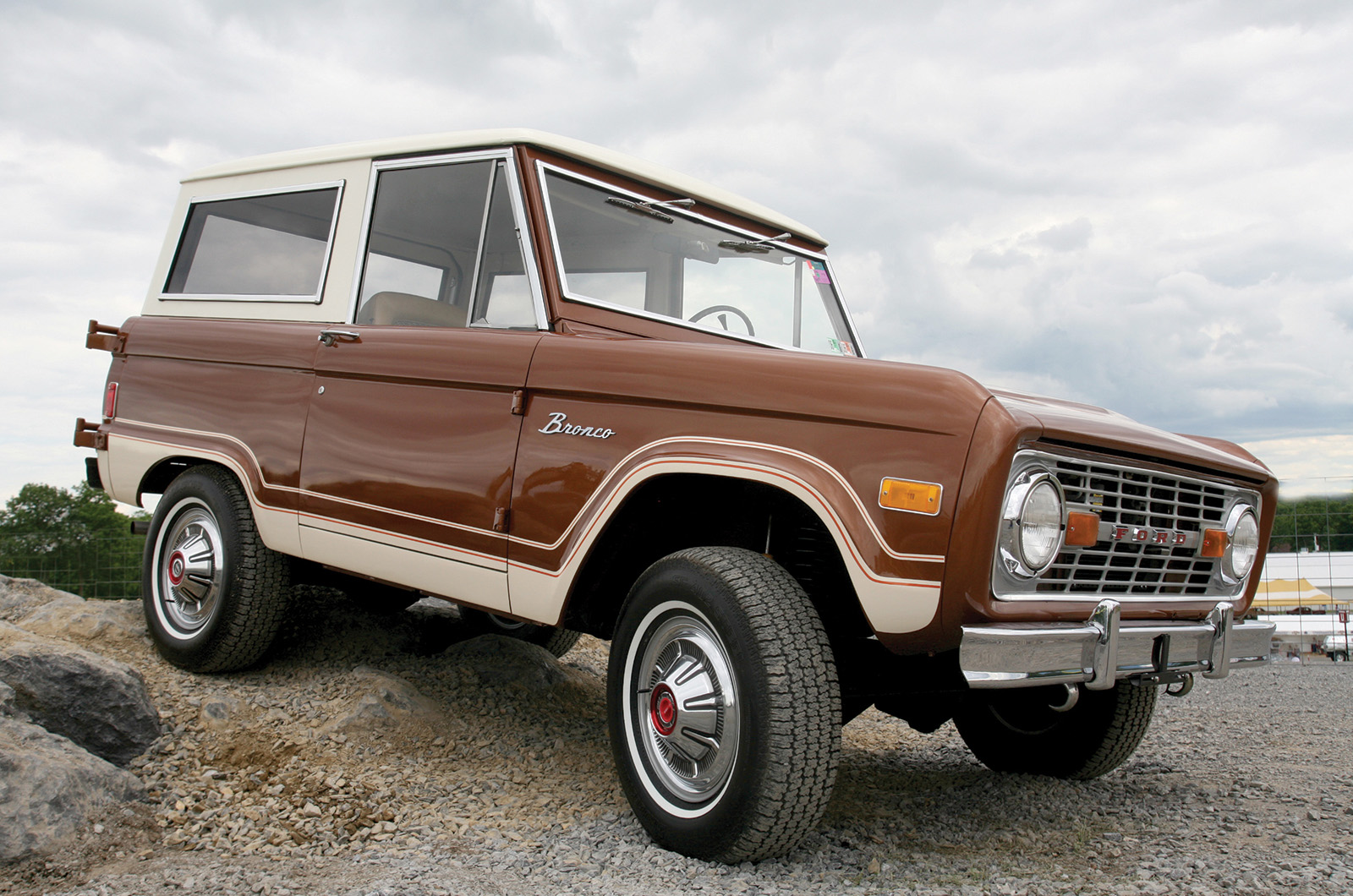 Classic & Sports Car – Ford Bronco family: wild horses