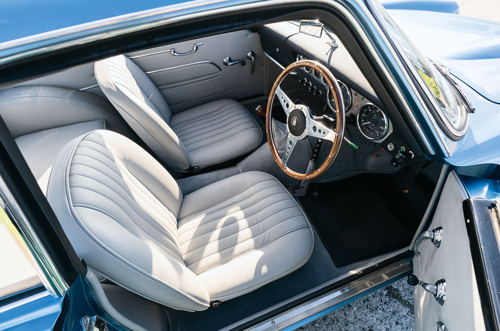 Classic & Sports Car – Triumph Italia 2000 vs Sunbeam Venezia: Latin lessons