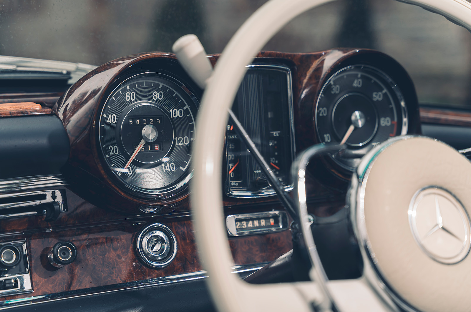 Classic & Sports Car – Mercedes-Benz 220SEb Cabriolet vs 280SE 3.5 Cabriolet: half-price glamour