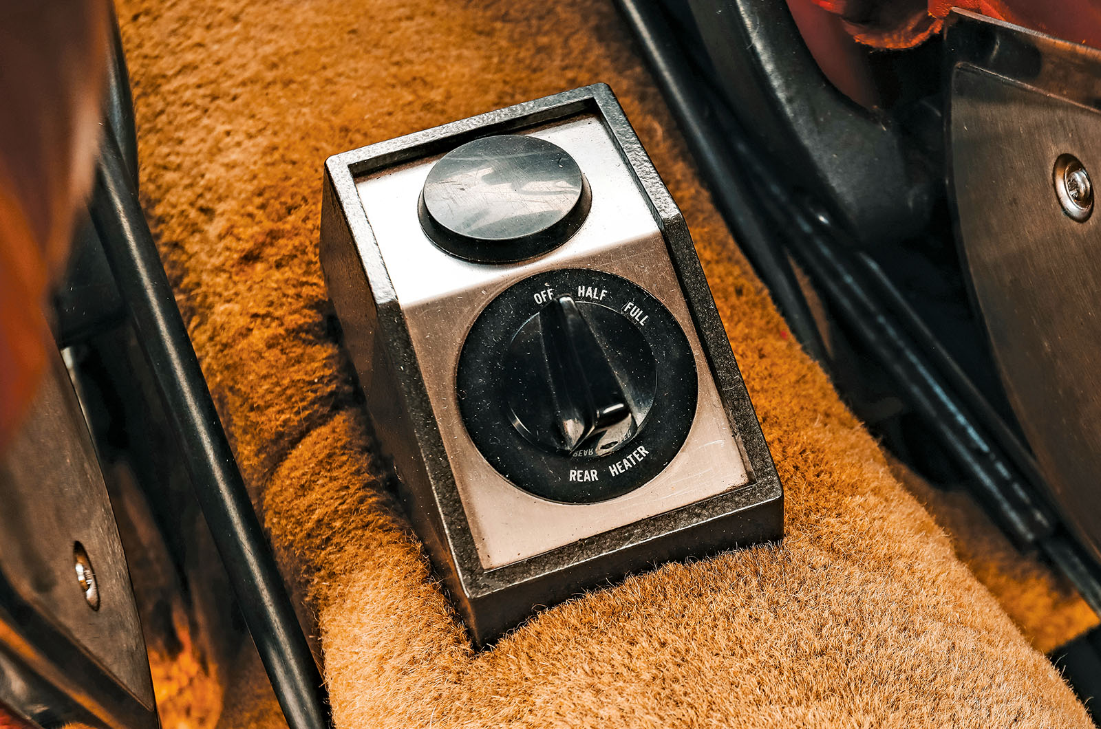 Classic & Sports Car – Jaguar XJ6 2.8 vs Rover 3.5 Litre Coupé: changing of the guard