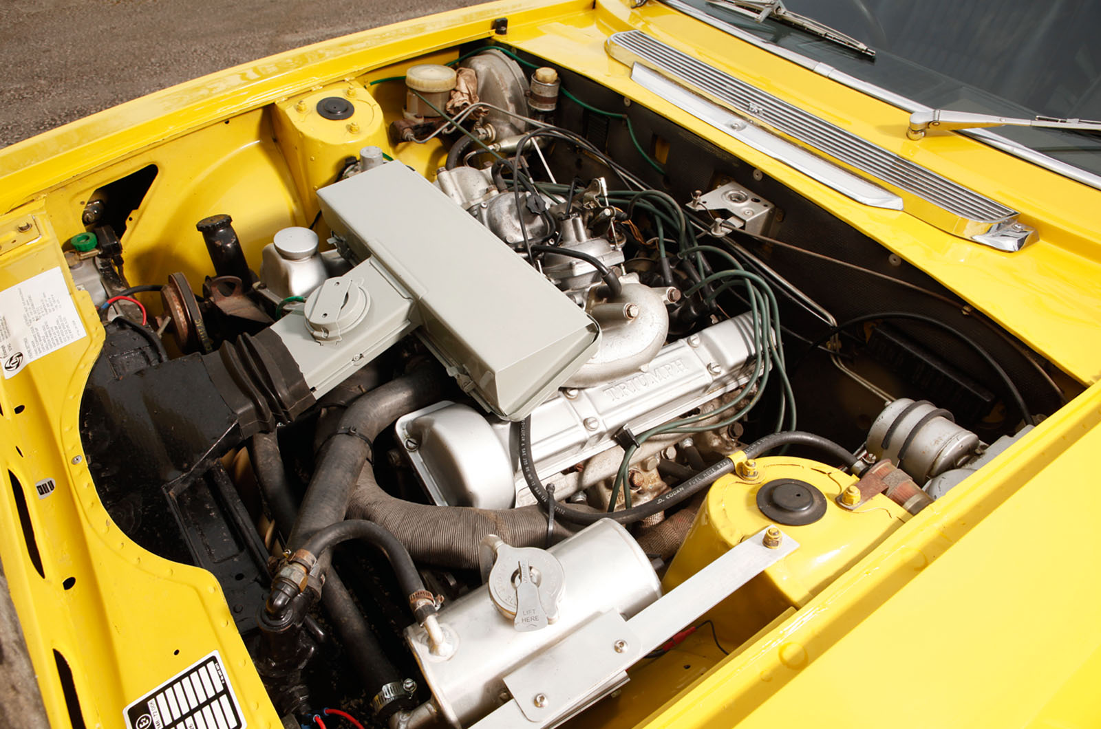 Classic & Sports Car – MGB GT V8 vs Triumph Stag: in-house rivals