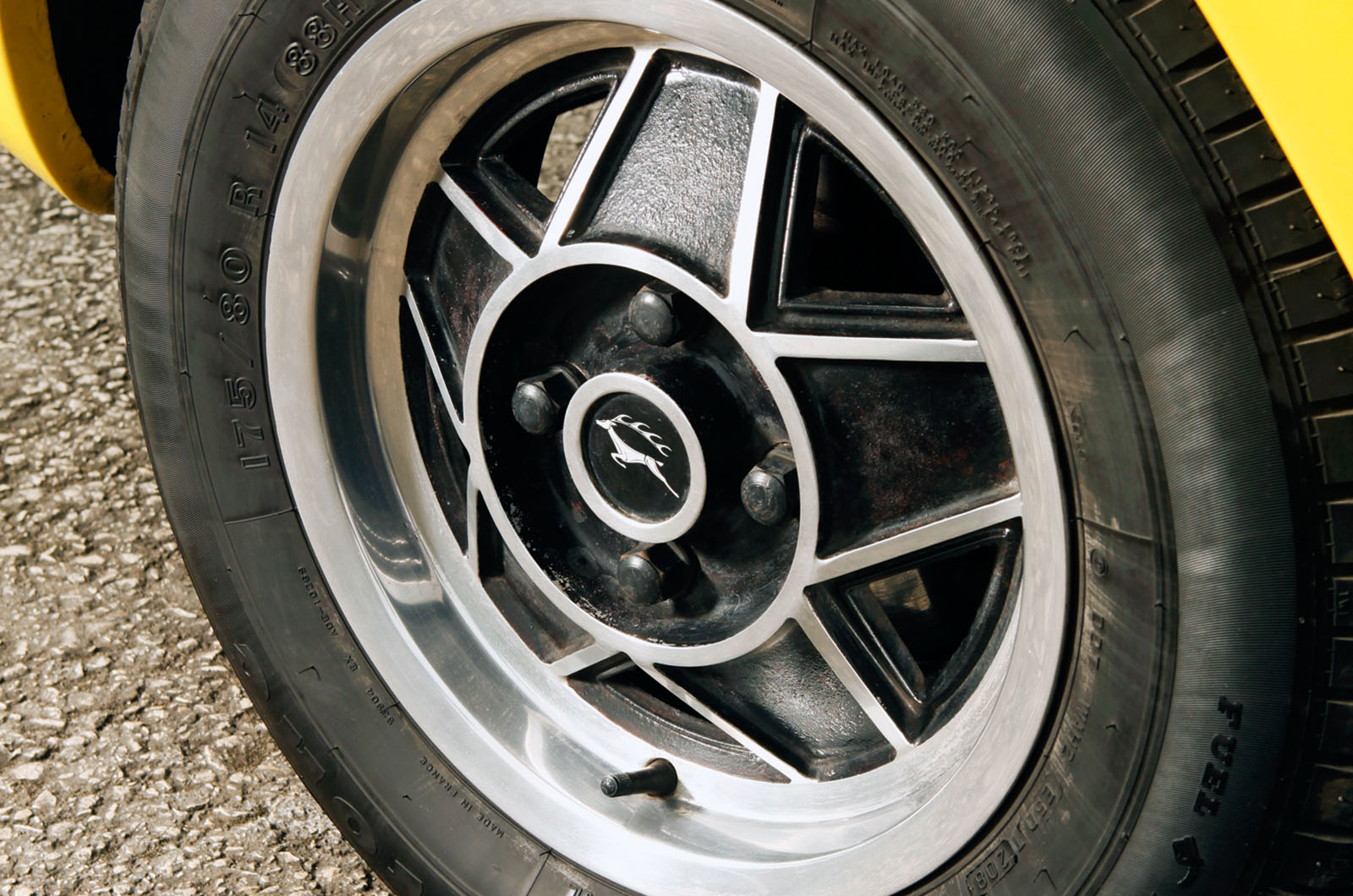 Classic & Sports Car – MGB GT V8 vs Triumph Stag: in-house rivals