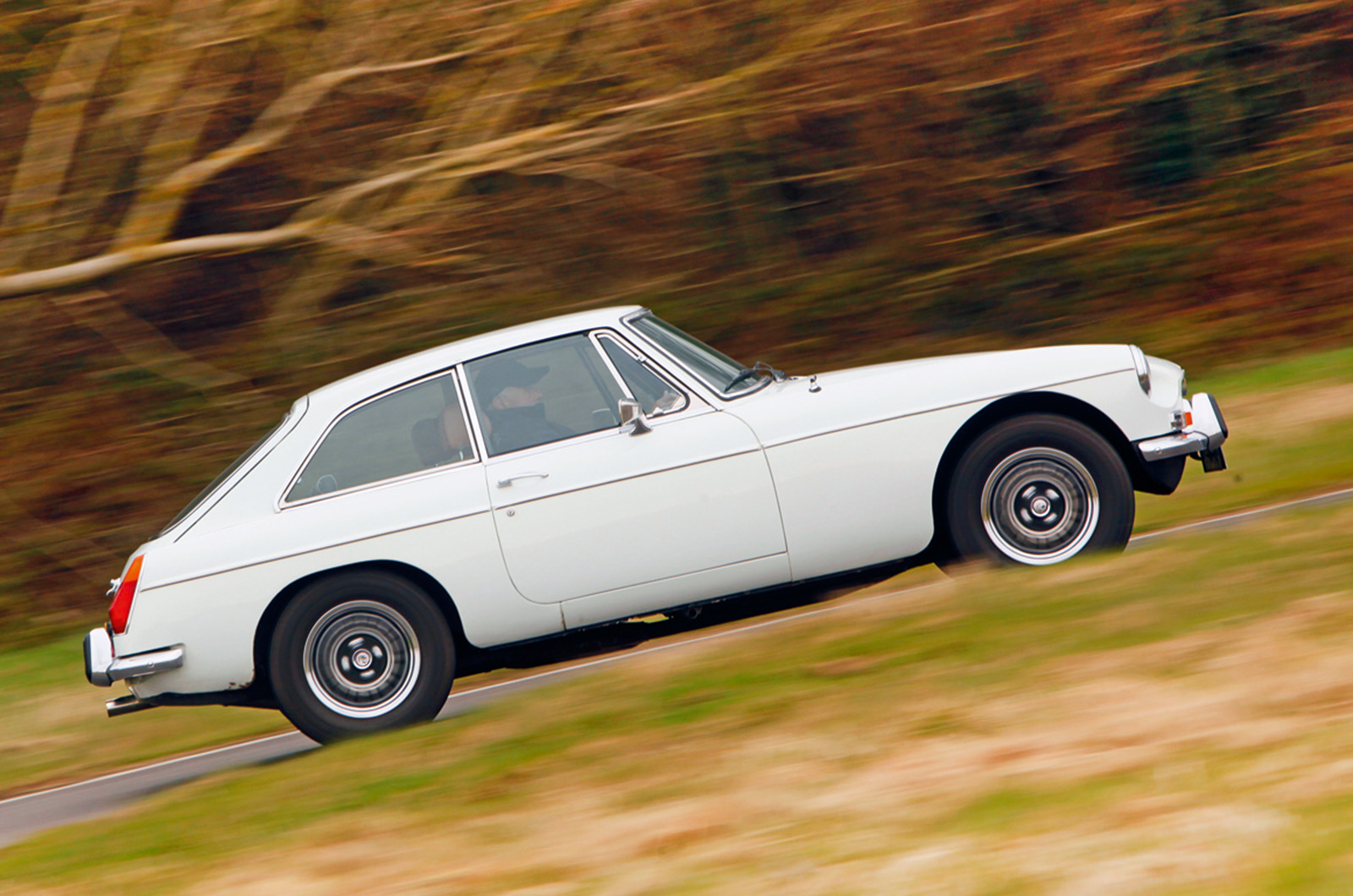 Classic & Sports Car – MGB GT V8 vs Triumph Stag: in-house rivals