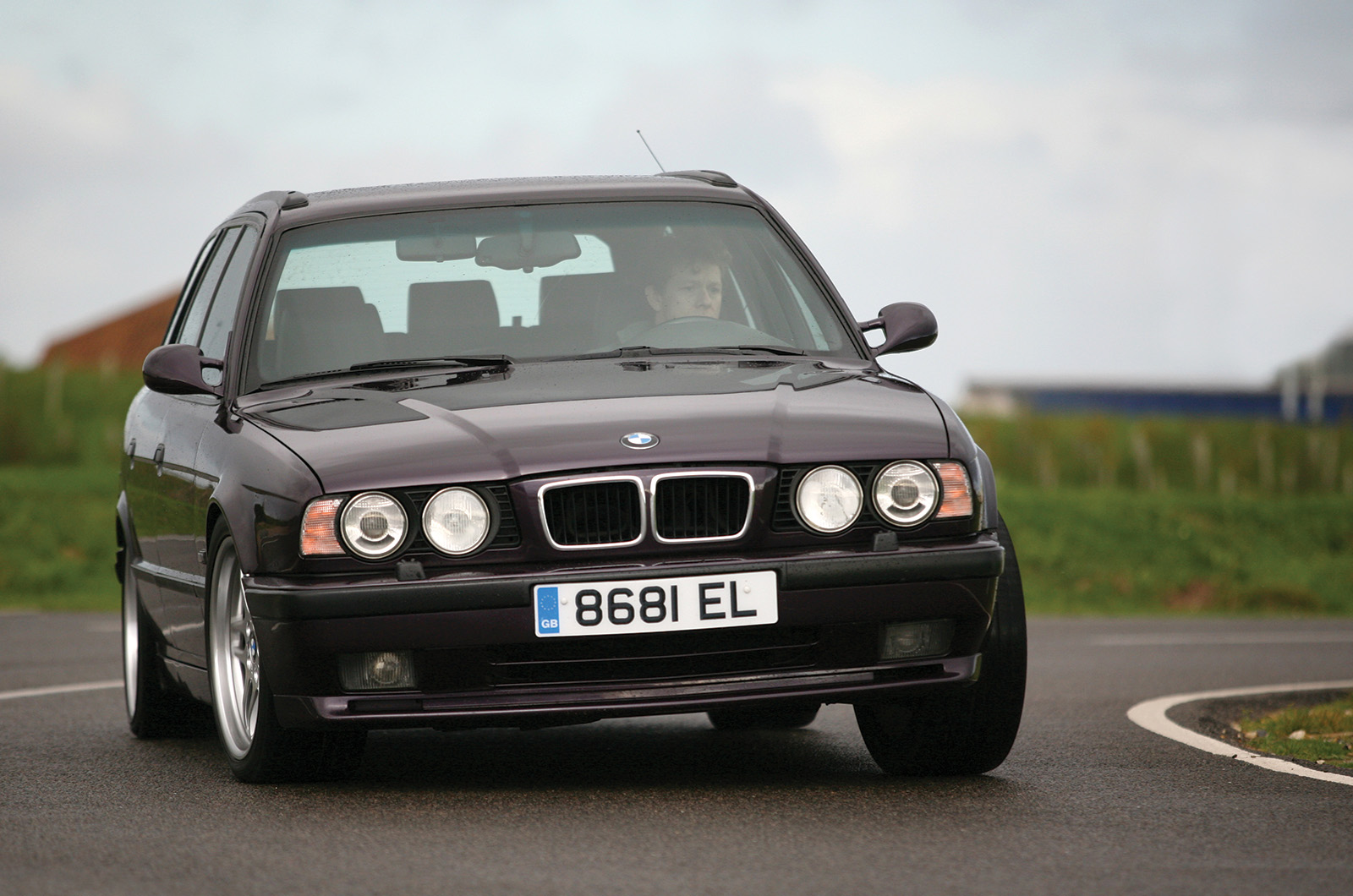 Classic & Sports Car – BMW M5 Touring vs Audi RS2: estates with extra spice