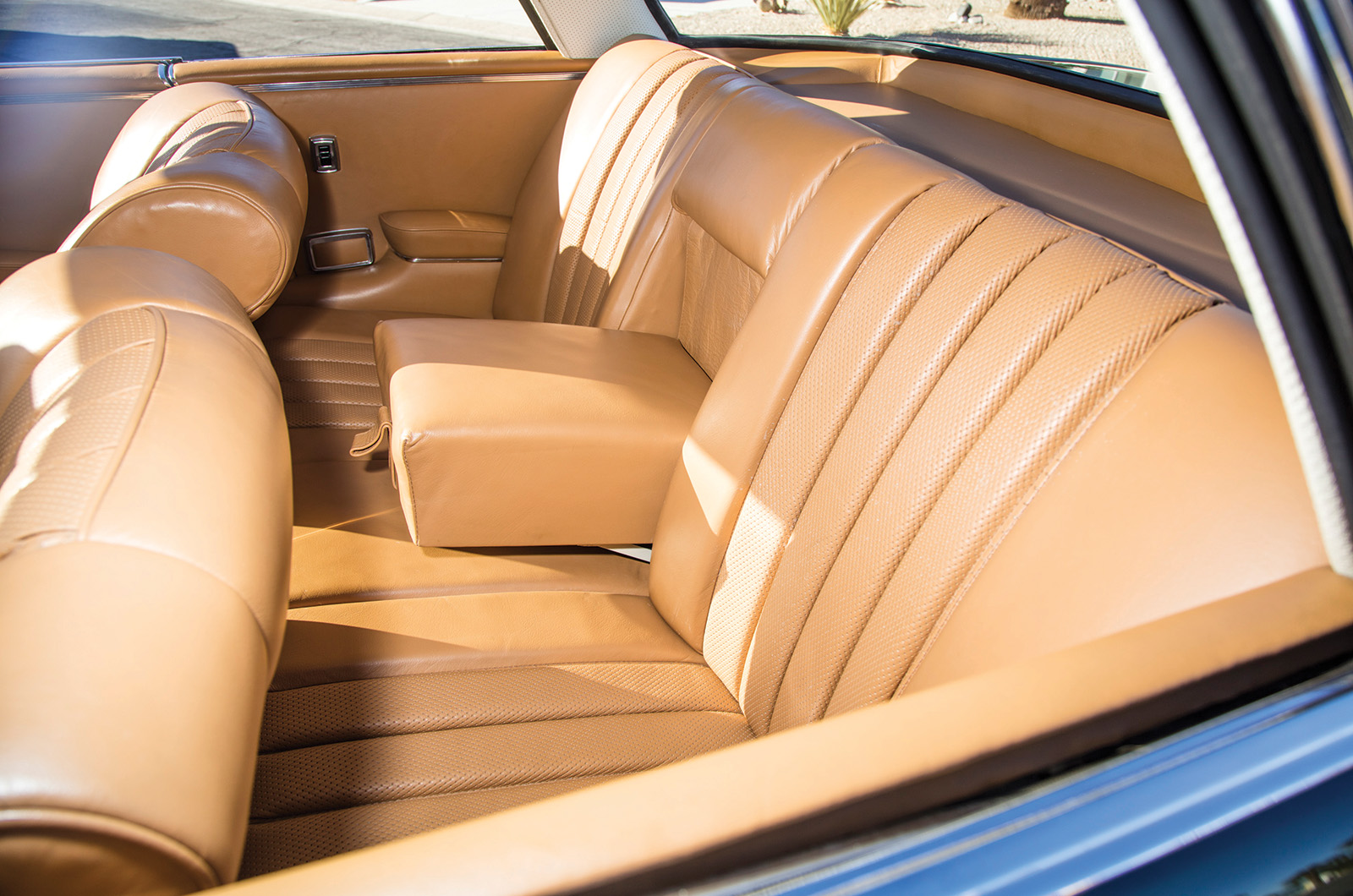 Classic & Sports Car – Buick Riviera vs Mercedes-Benz 250SE Coupé: cut to shape