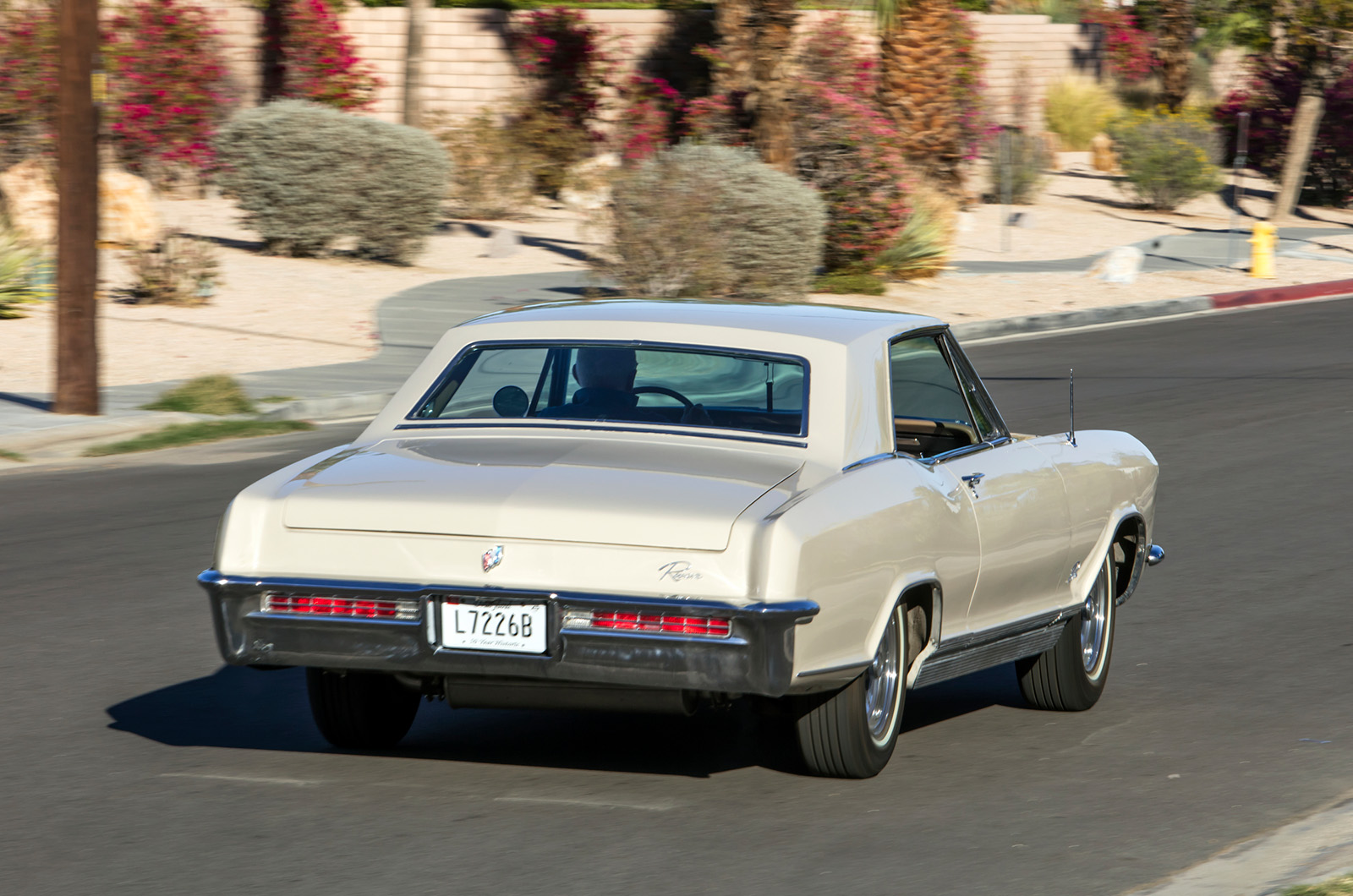 Classic & Sports Car – Buick Riviera vs Mercedes-Benz 250SE Coupé: cut to shape