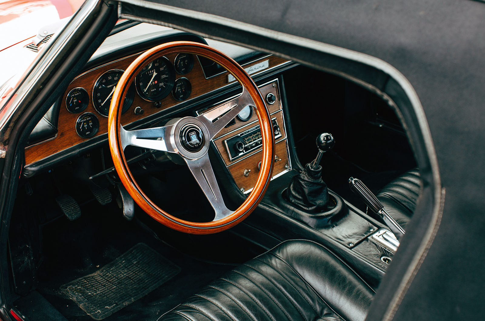 Classic & Sports Car – Fiat Dino Coupé and Spider: Maranello meets Turin