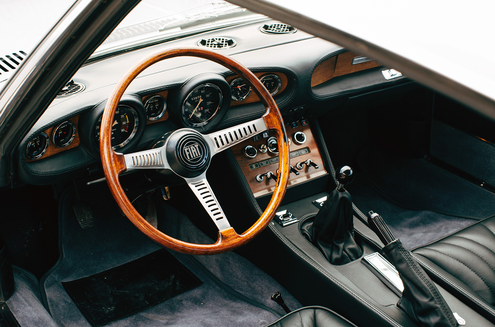 Classic & Sports Car – Fiat Dino Coupé and Spider: Maranello meets Turin