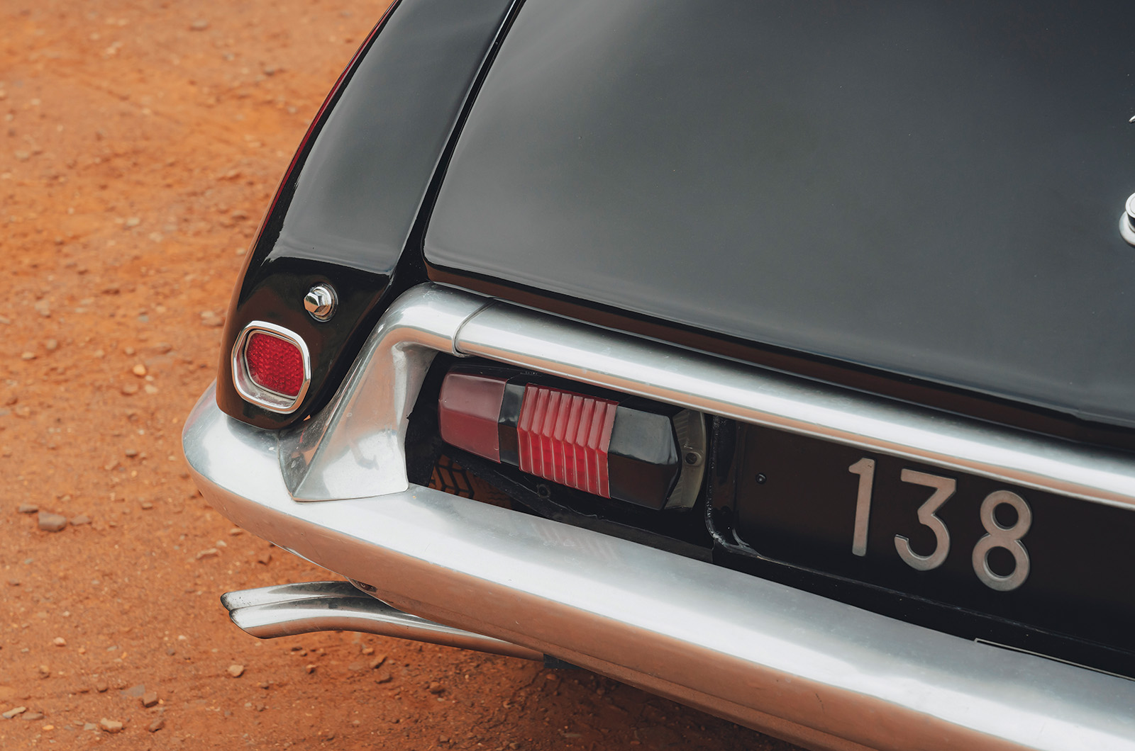 Classic & Sports Car – Jaguar 2.4 vs Citroën ID19: a stroke of genius