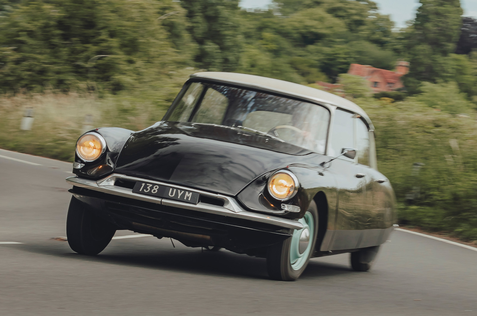 Classic & Sports Car – Jaguar 2.4 vs Citroën ID19: a stroke of genius