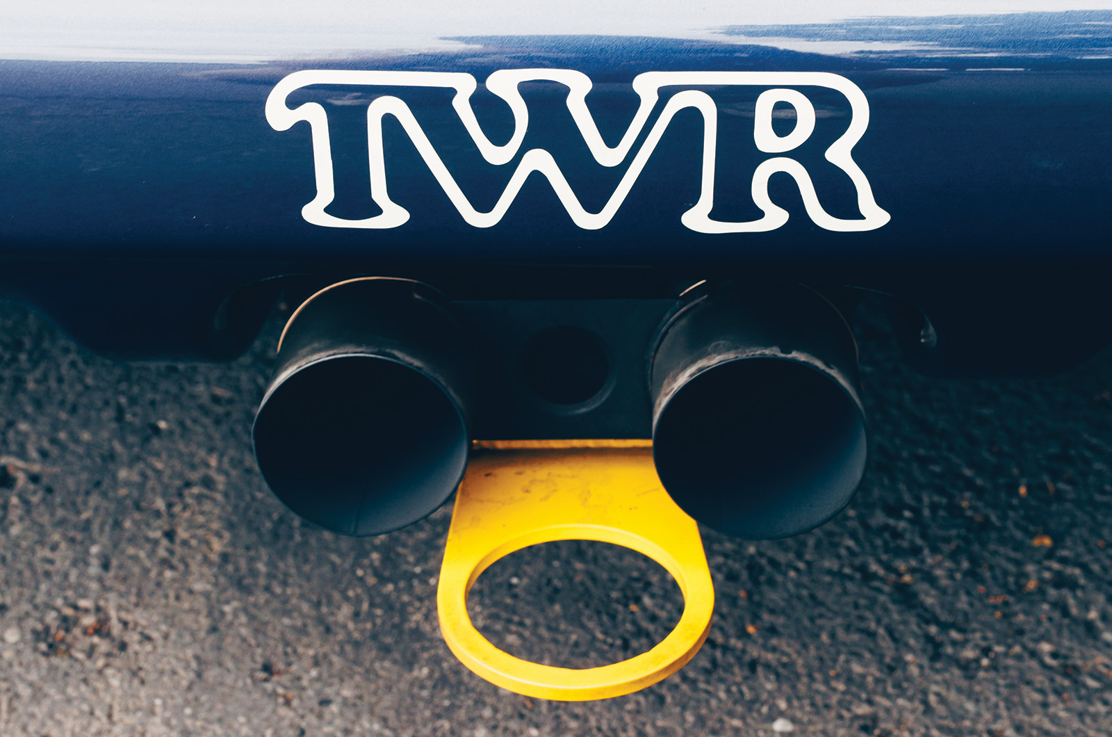 Classic & Sports Car – Jaguar XJ220 vs JaguarSport XJR-15: thunder cats