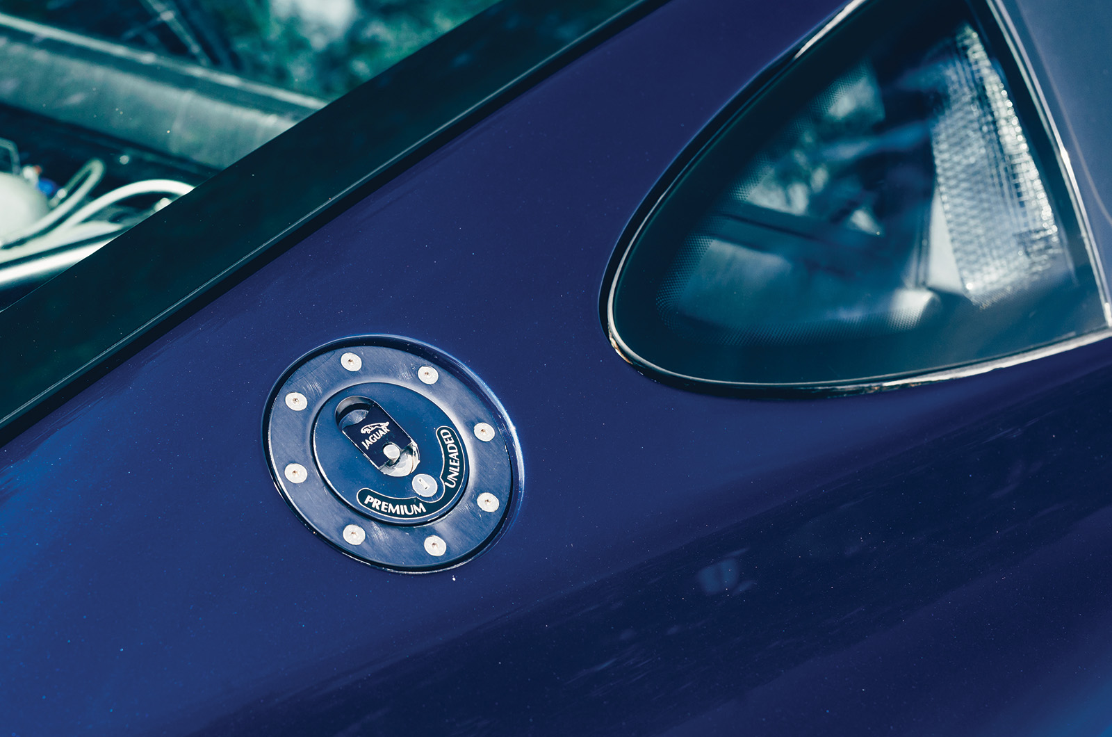 Classic & Sports Car – Jaguar XJ220 vs JaguarSport XJR-15: thunder cats