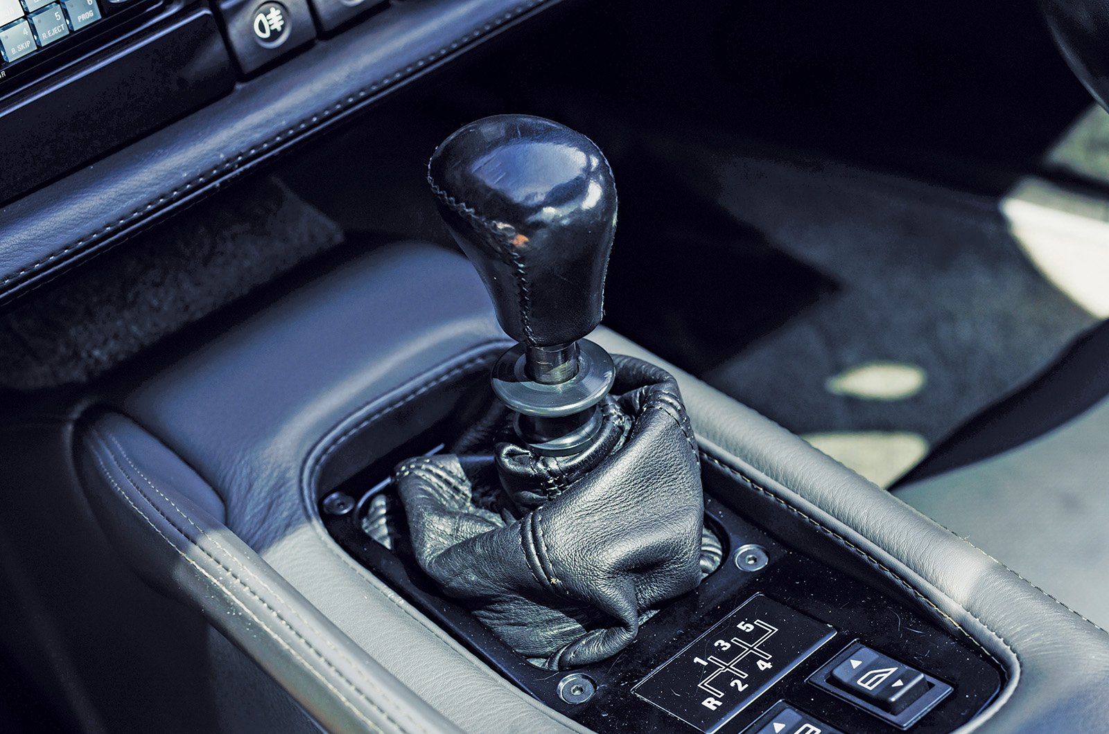 Classic & Sports Car – Jaguar XJ220 vs JaguarSport XJR-15: thunder cats