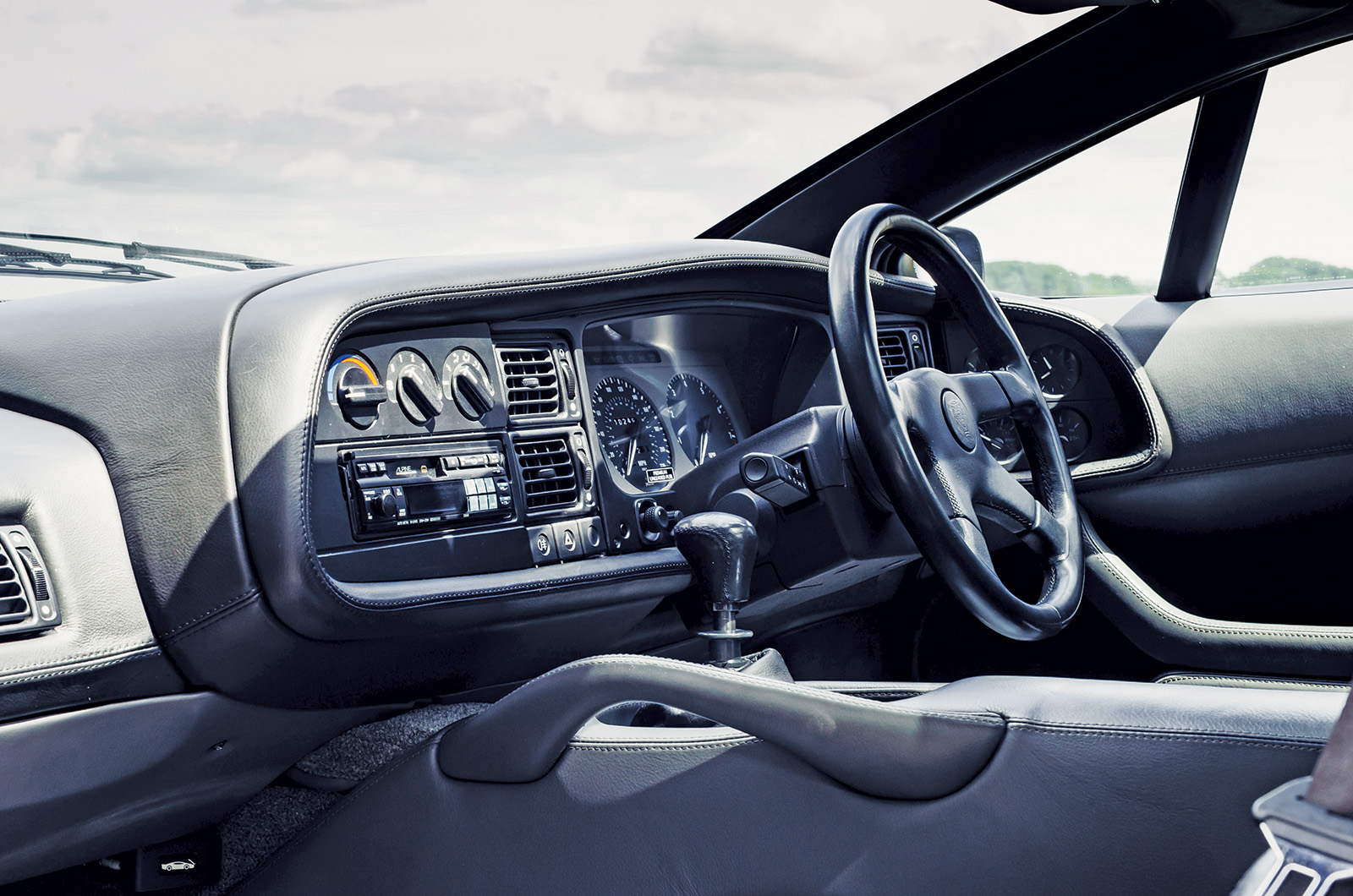 Classic & Sports Car – Jaguar XJ220 vs JaguarSport XJR-15: thunder cats