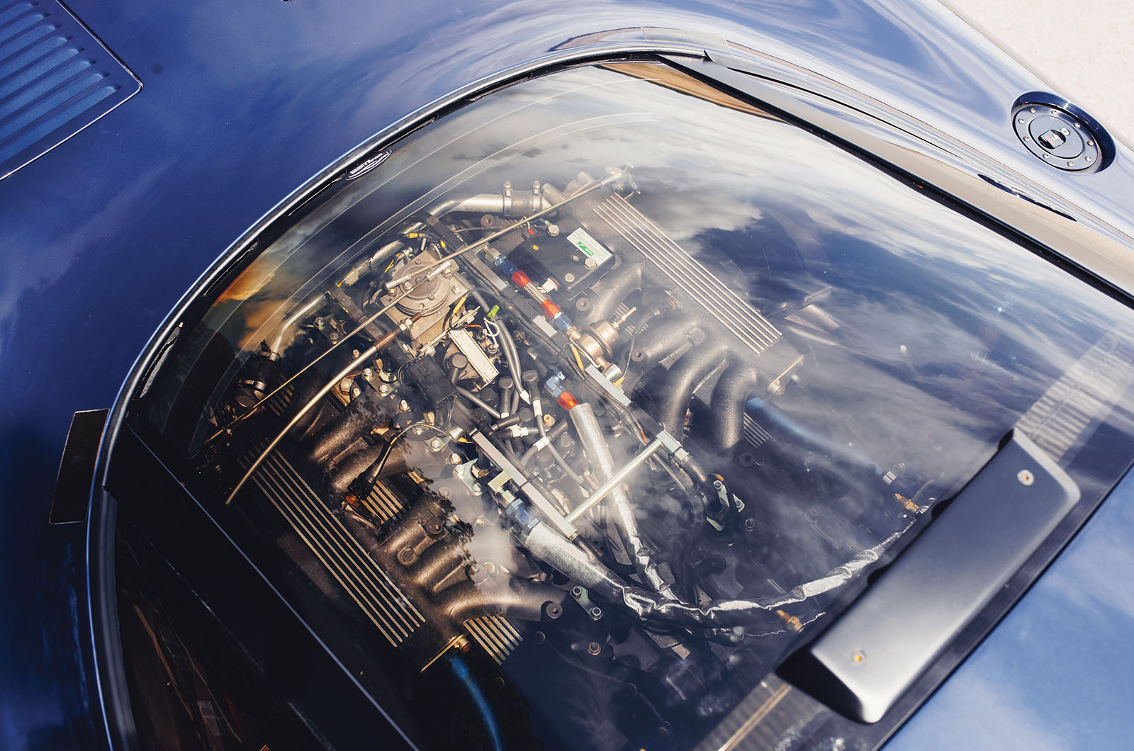 Classic & Sports Car – Jaguar XJ220 vs JaguarSport XJR-15: thunder cats