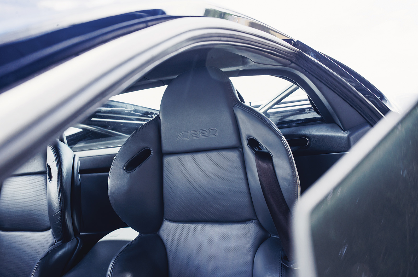 Classic & Sports Car – Jaguar XJ220 vs JaguarSport XJR-15: thunder cats