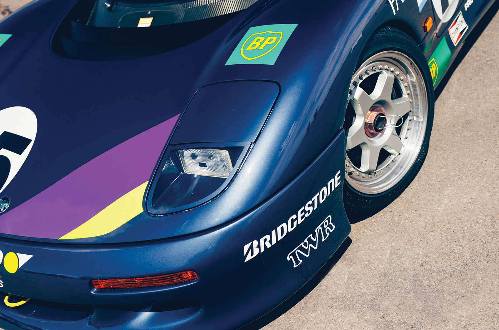 Classic & Sports Car – Jaguar XJ220 vs JaguarSport XJR-15: thunder cats