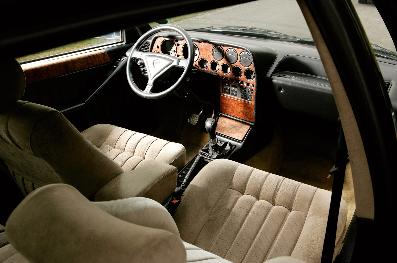 Classic & Sports Car – Lotus Carlton vs Lancia Thema 8.32: looks can be deceiving