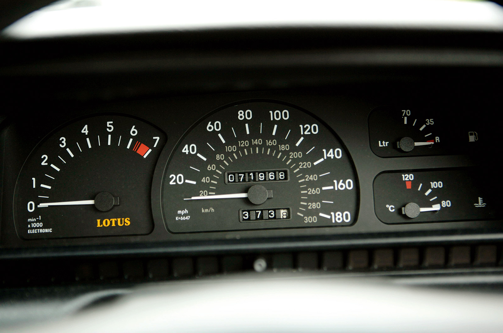 Classic & Sports Car – Lotus Carlton vs Lancia Thema 8.32: looks can be deceiving