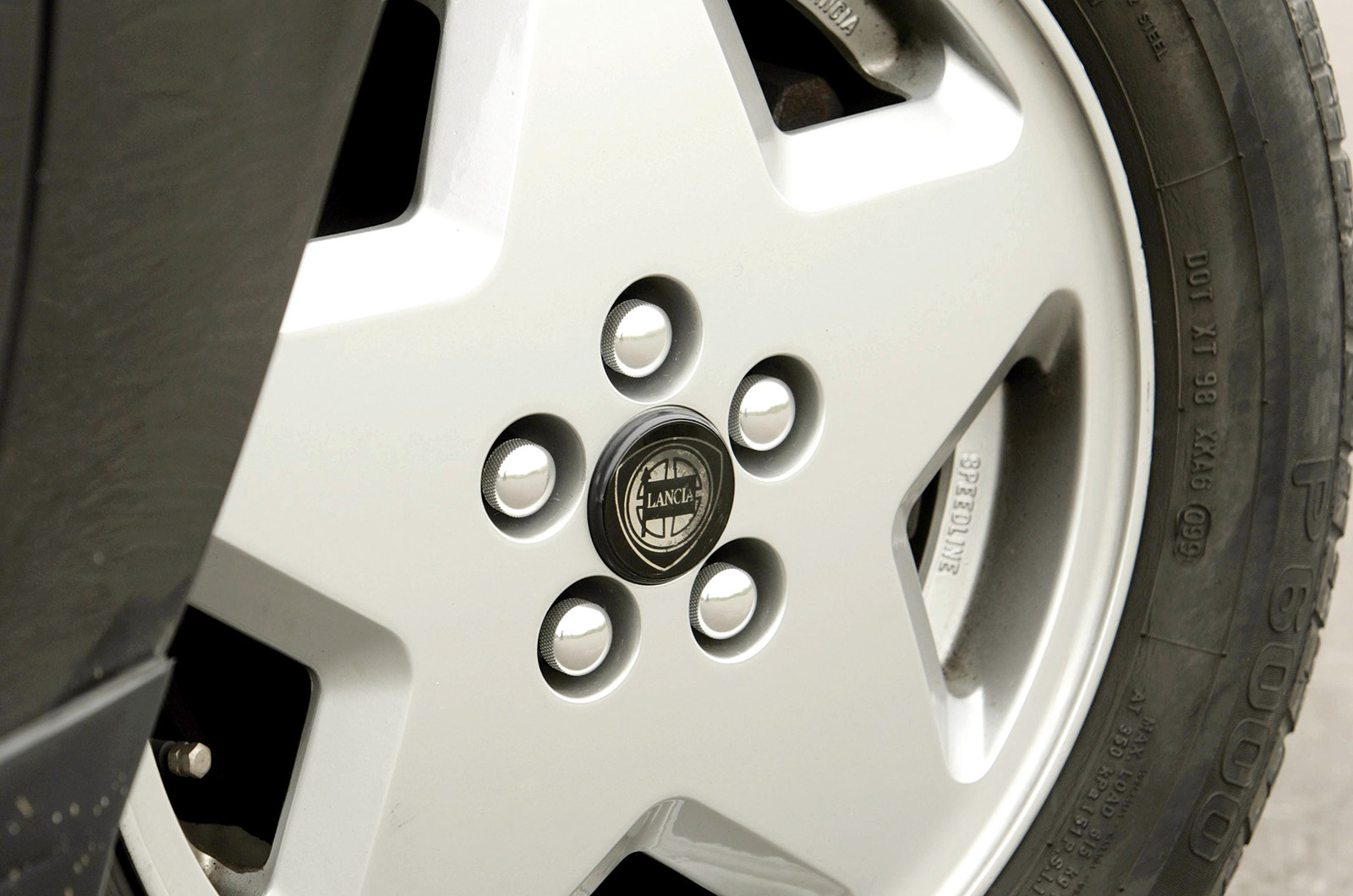 Classic & Sports Car – Lotus Carlton vs Lancia Thema 8.32: looks can be deceiving