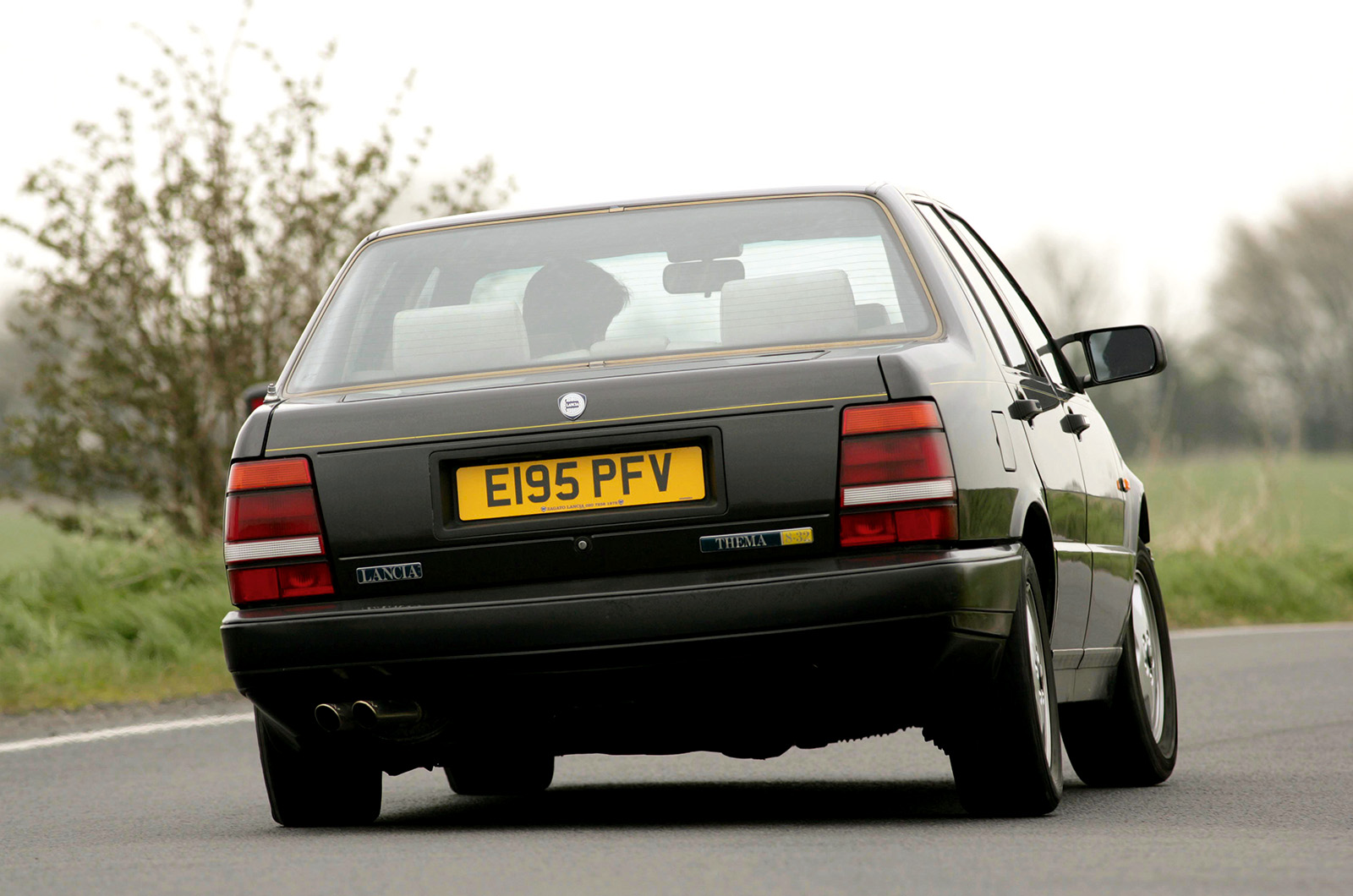 Classic & Sports Car – Lotus Carlton vs Lancia Thema 8.32: looks can be deceiving
