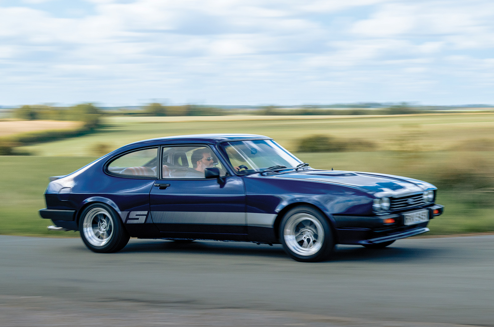 Classic & Sports Car – Aston Martin V8 Vantage X-Pack and Ford Capri 3.0S X-Pack: David vs Goliath