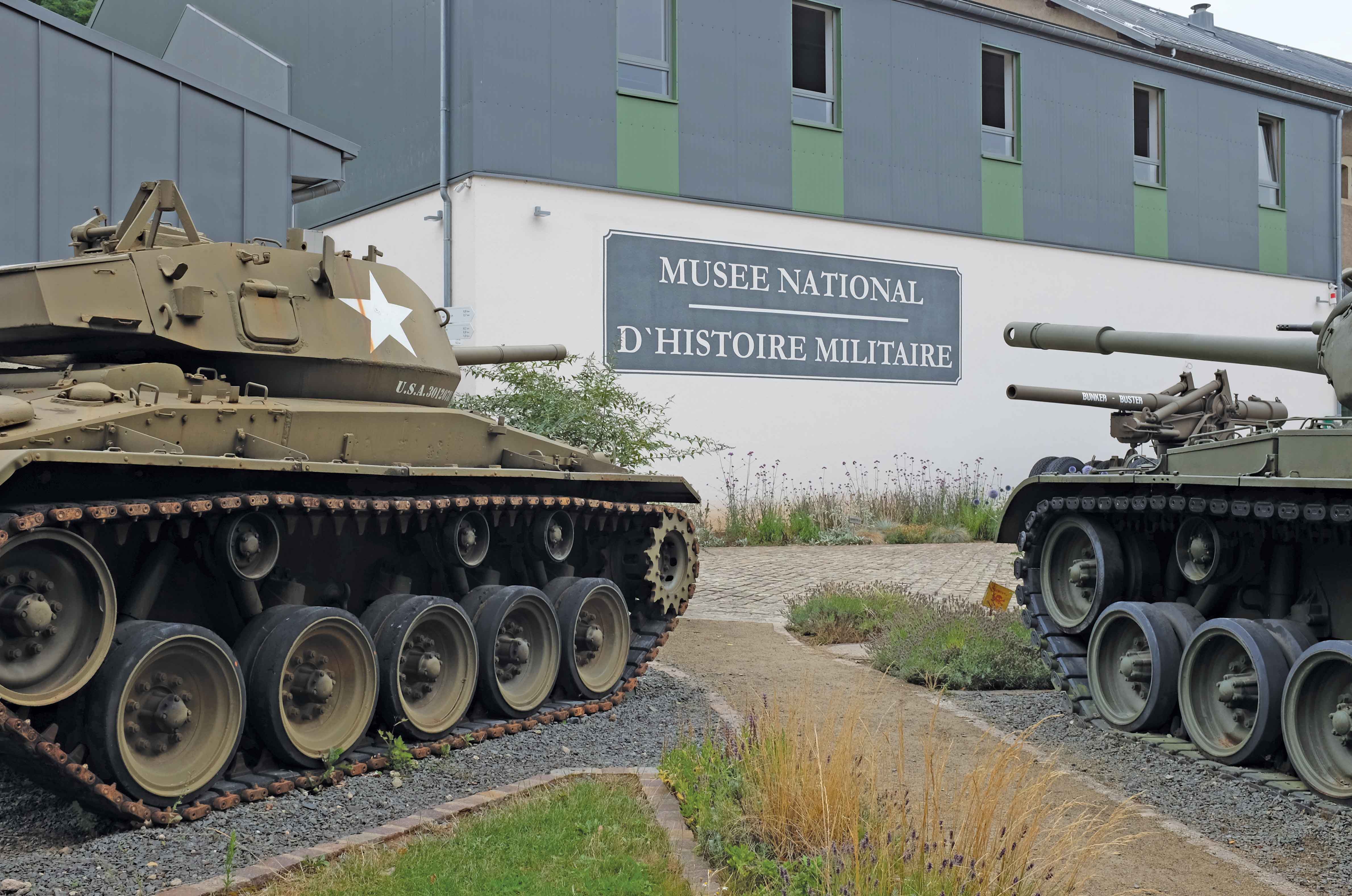 Classic & Sports Car – Classic shrine: Musée National d’Histoire Militaire