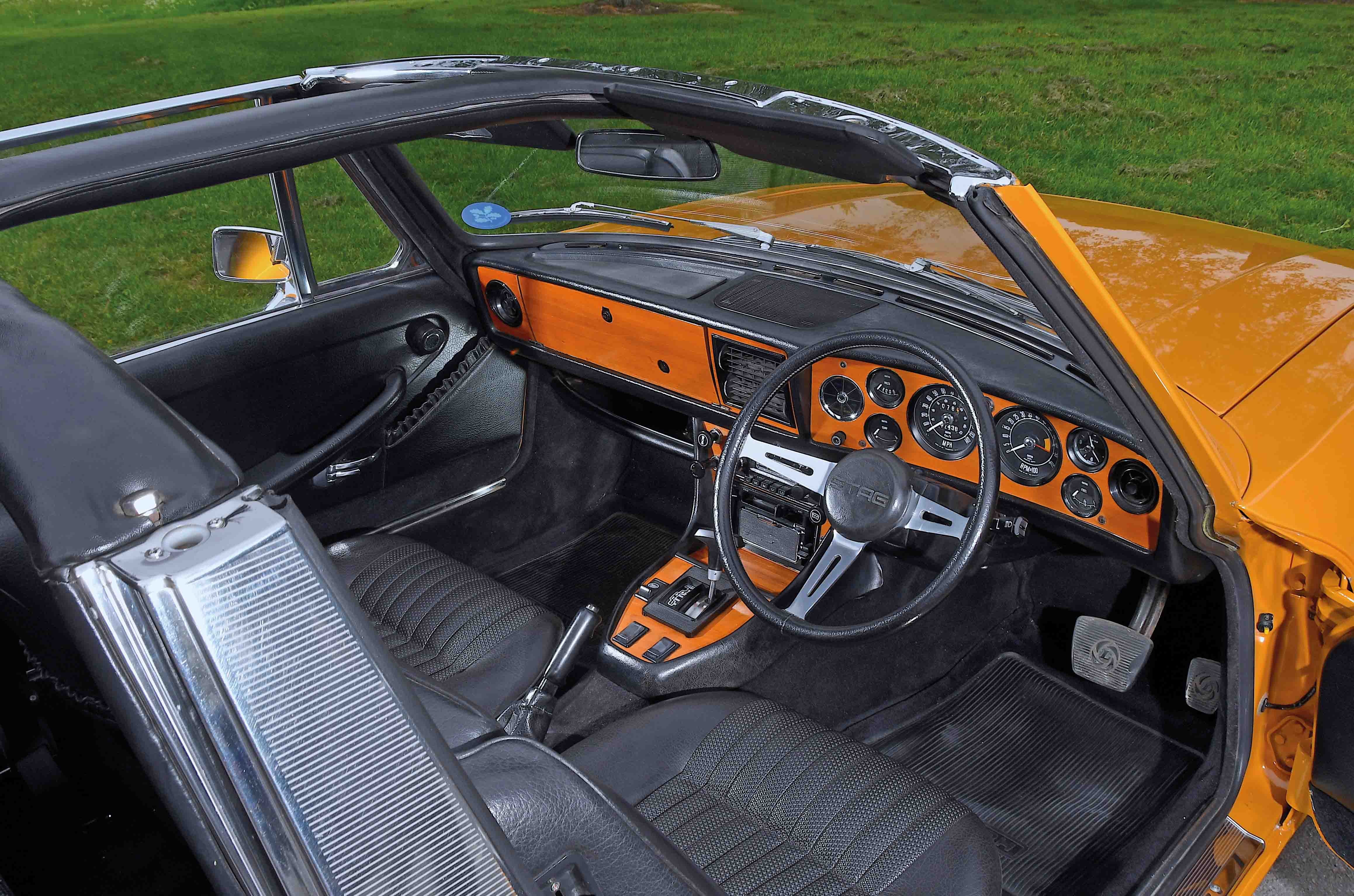 Classic & Sports Car – Triumph Stag vs BMW 2002 Cabriolet: open for the family