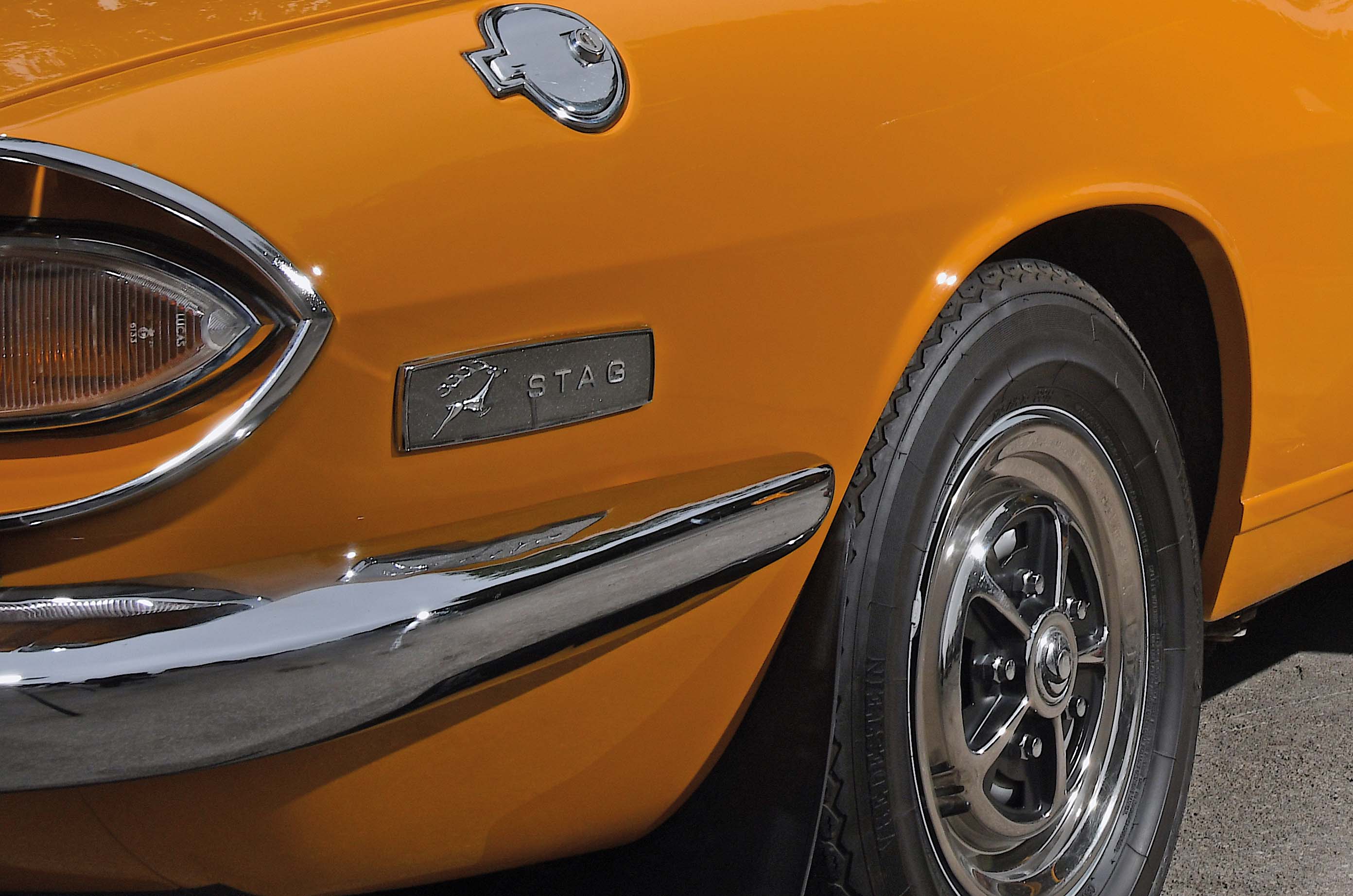 Classic & Sports Car – Triumph Stag vs BMW 2002 Cabriolet: open for the family