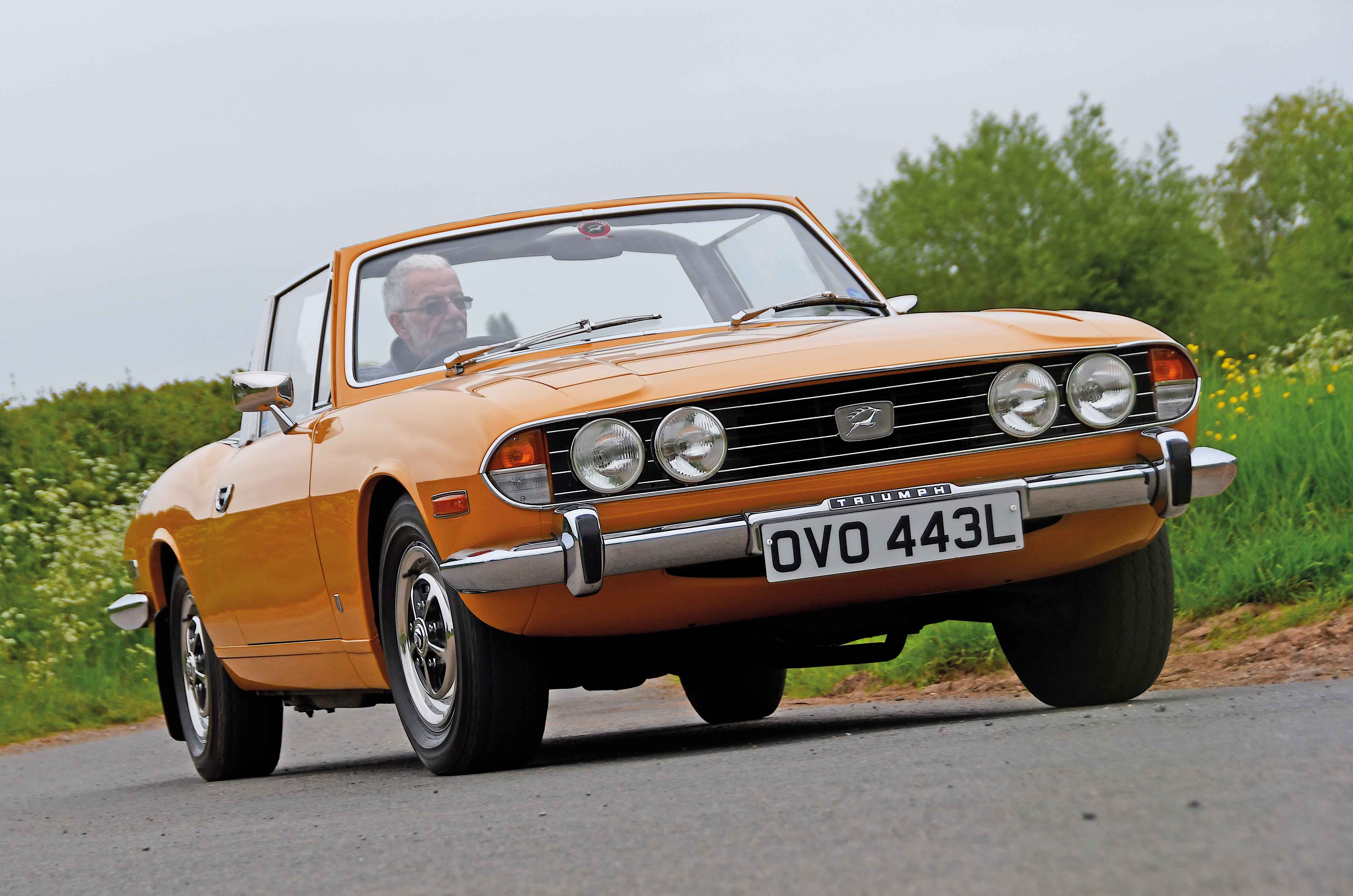 Classic & Sports Car – Triumph Stag vs BMW 2002 Cabriolet: open for the family